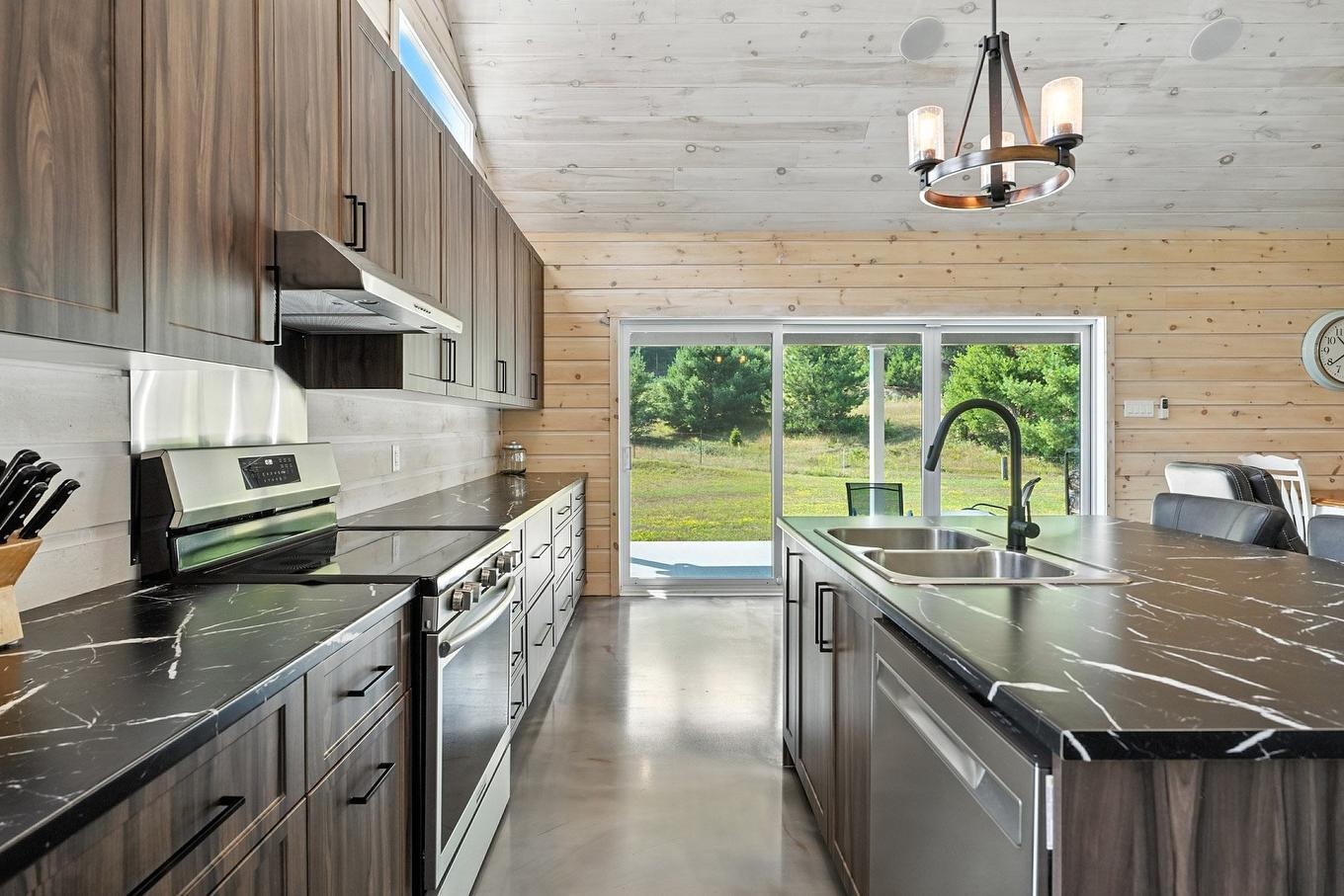 Kitchen - 13 Ch. De La Paix, Bowman, QC - Indoor Photo Showing Kitchen With Double Sink With Upgraded Kitchen