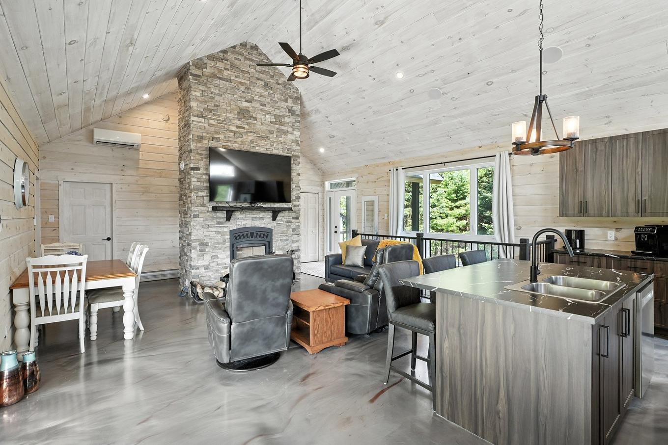 Dining room - 13 Ch. De La Paix, Bowman, QC - Indoor Photo Showing Other Room With Fireplace