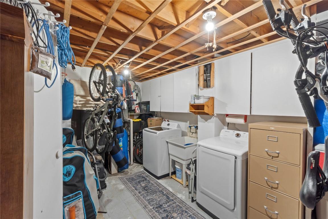 22-1605 Summit Drive, Kamloops, BC - Indoor Photo Showing Laundry Room