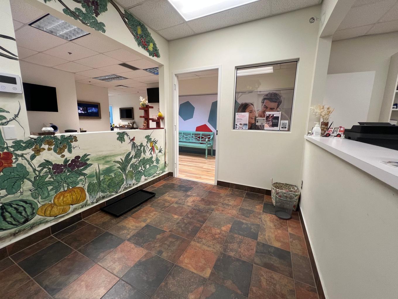 Reception area - 202 A-30 Boul. Taschereau, La Prairie, QC - Indoor Photo Showing Other Room