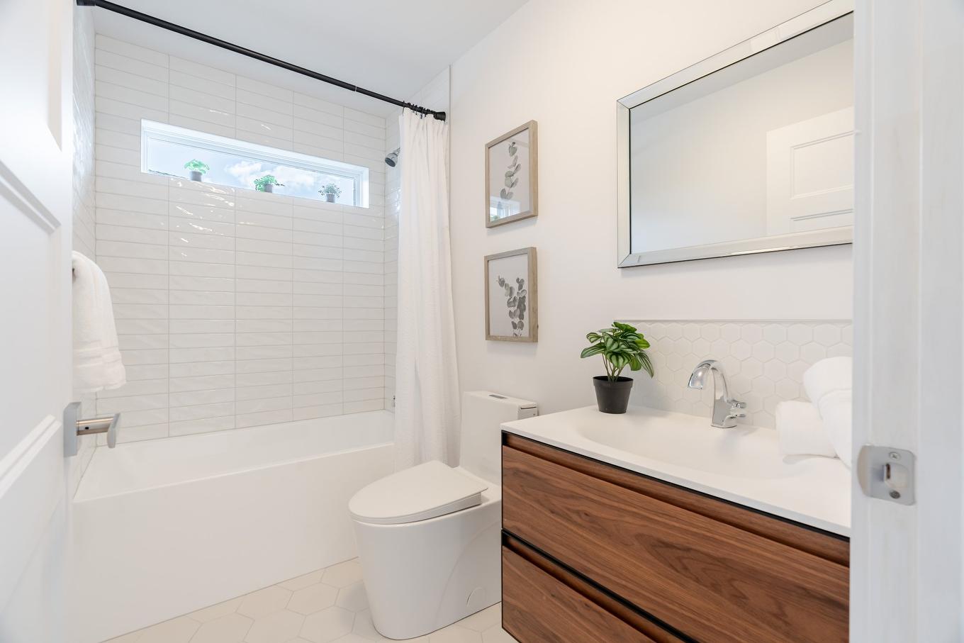 Bathroom - 6780 Rue Baillargeon, Brossard, QC - Indoor Photo Showing Bathroom