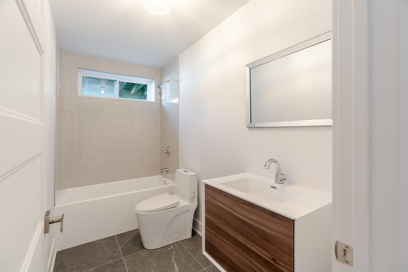 Bathroom - 6780 Rue Baillargeon, Brossard, QC - Indoor Photo Showing Bathroom