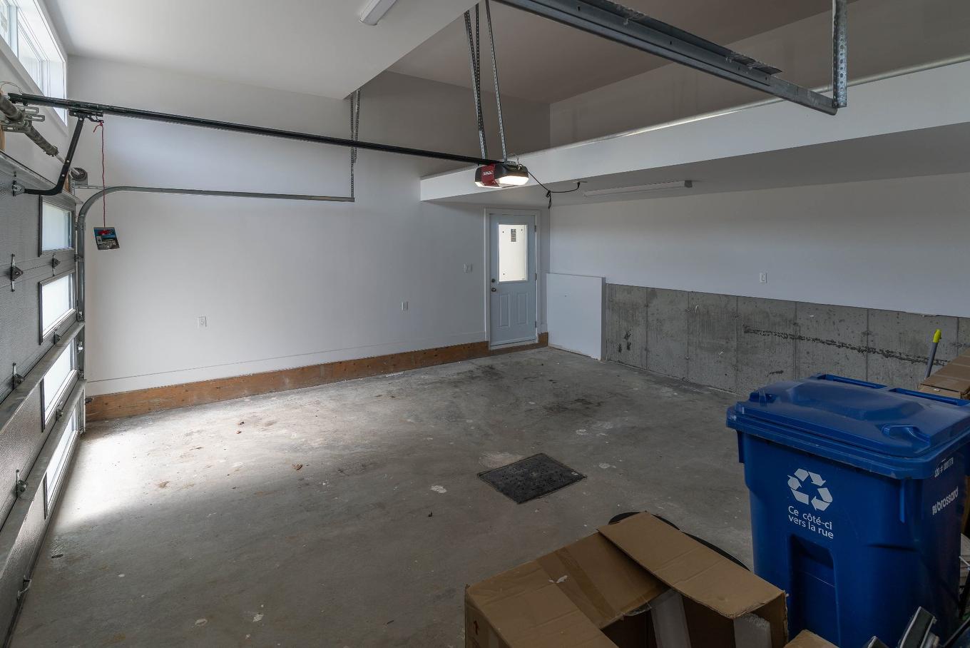 Garage - 6780 Rue Baillargeon, Brossard, QC - Indoor Photo Showing Garage