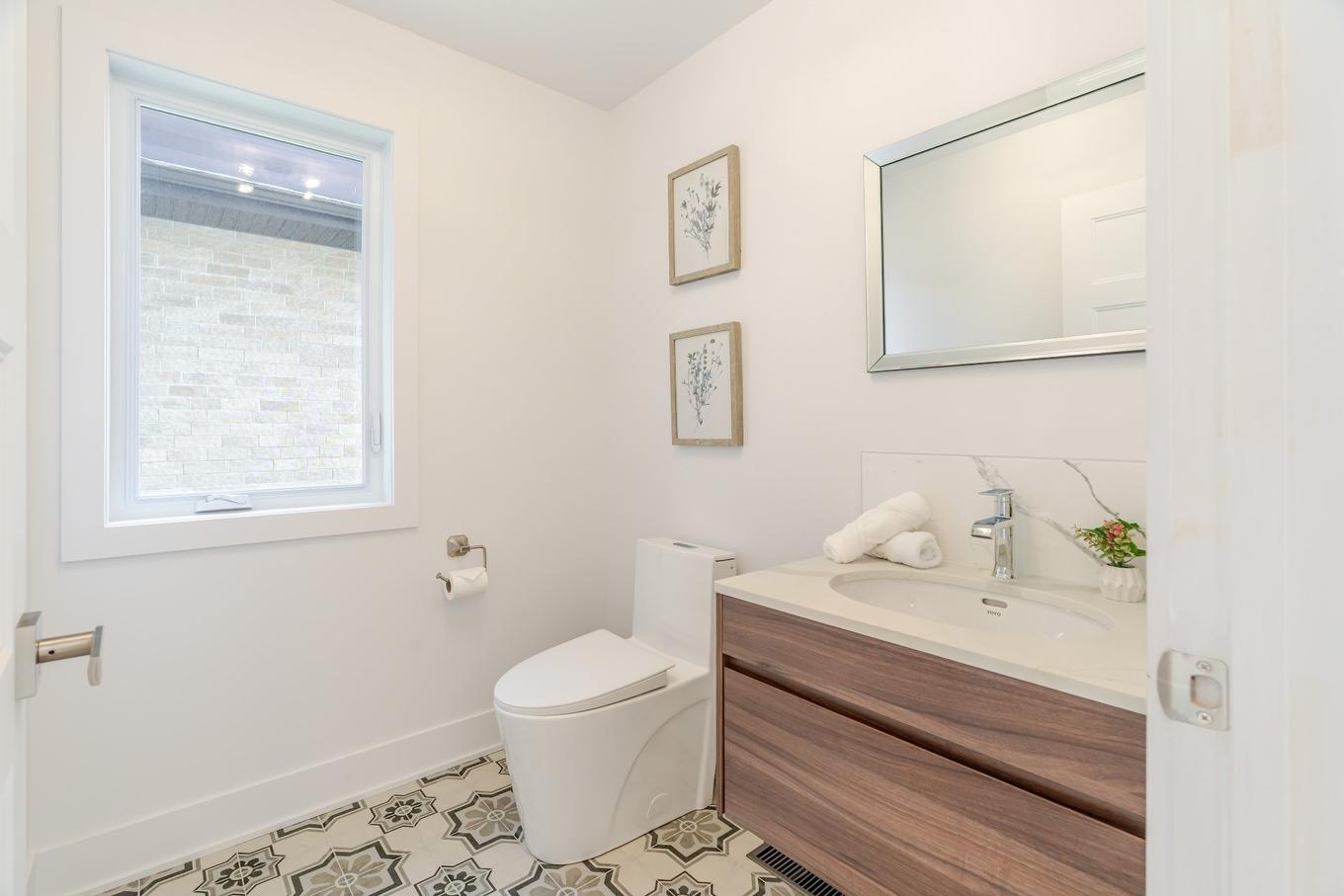 Powder room - 6780 Rue Baillargeon, Brossard, QC - Indoor Photo Showing Bathroom