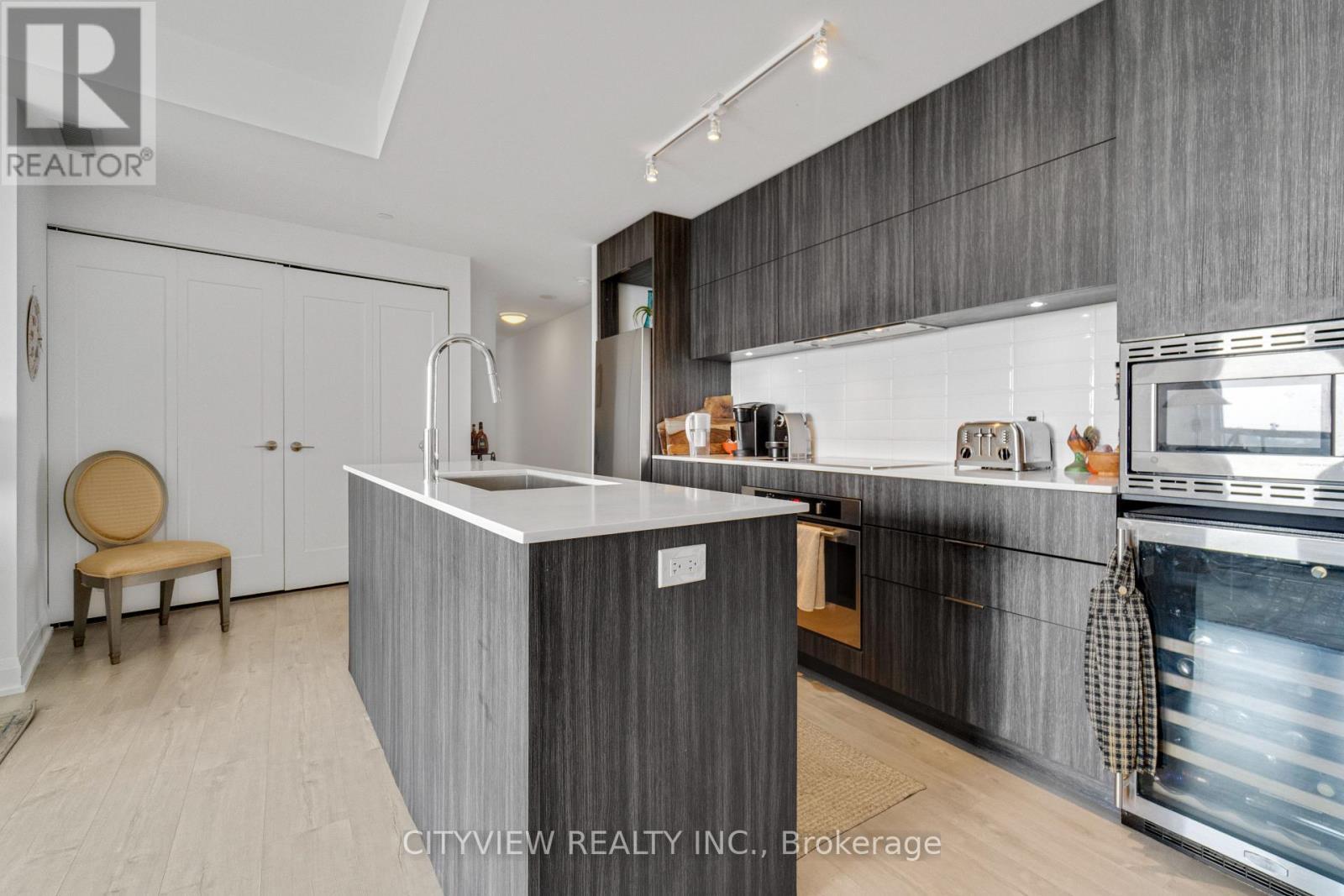 304 - 110 Marine Parade Drive, Toronto, ON - Indoor Photo Showing Kitchen With Upgraded Kitchen
