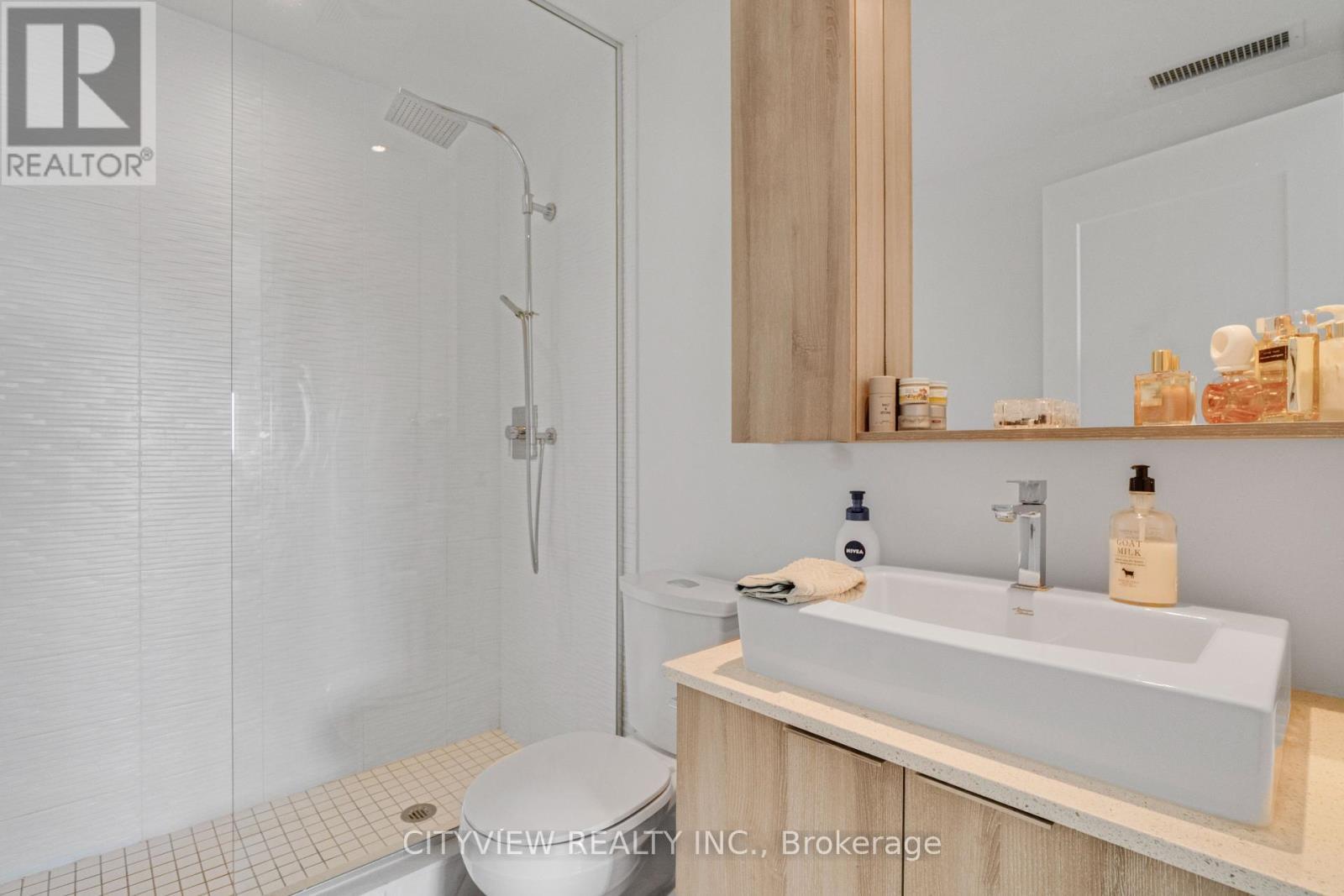 304 - 110 Marine Parade Drive, Toronto, ON - Indoor Photo Showing Bathroom