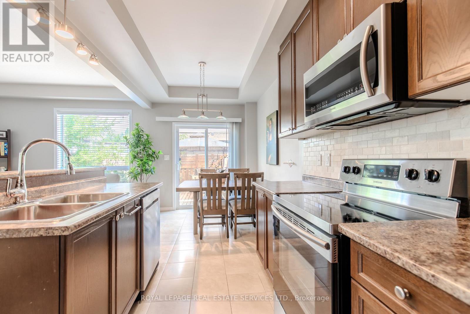 41 - 170 Palacebeach Trail, Hamilton, ON - Indoor Photo Showing Kitchen With Double Sink
