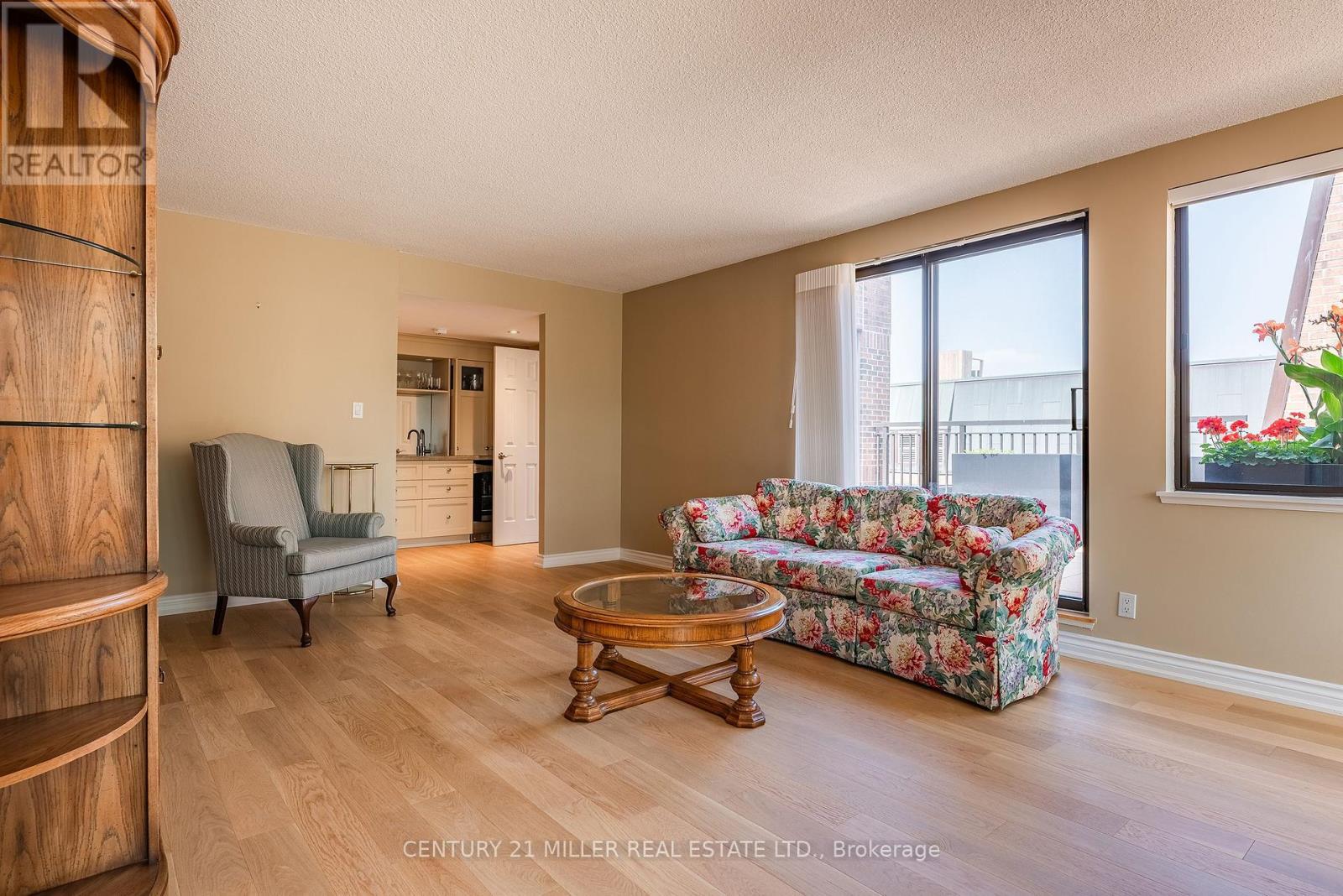 710 - 100 Lakeshore Road E, Oakville, ON - Indoor Photo Showing Living Room