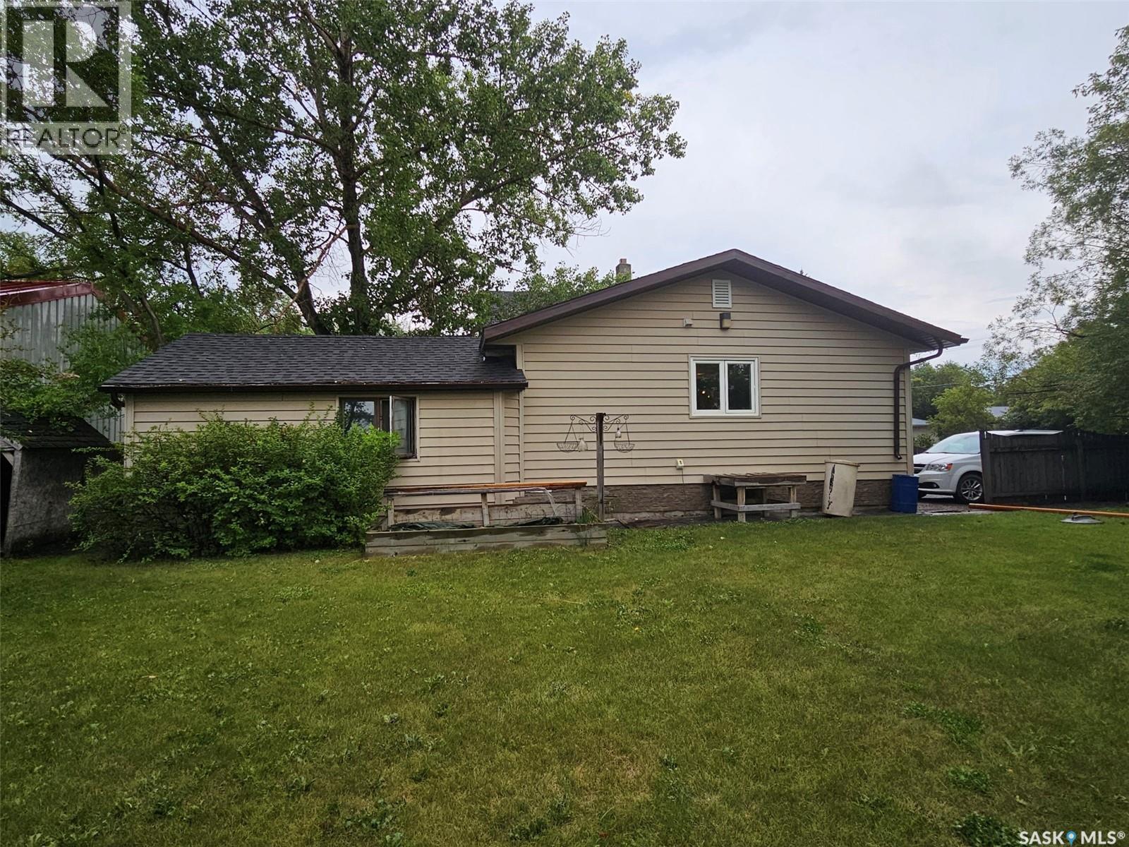 218 7Th Street W, Carlyle, SK - Outdoor