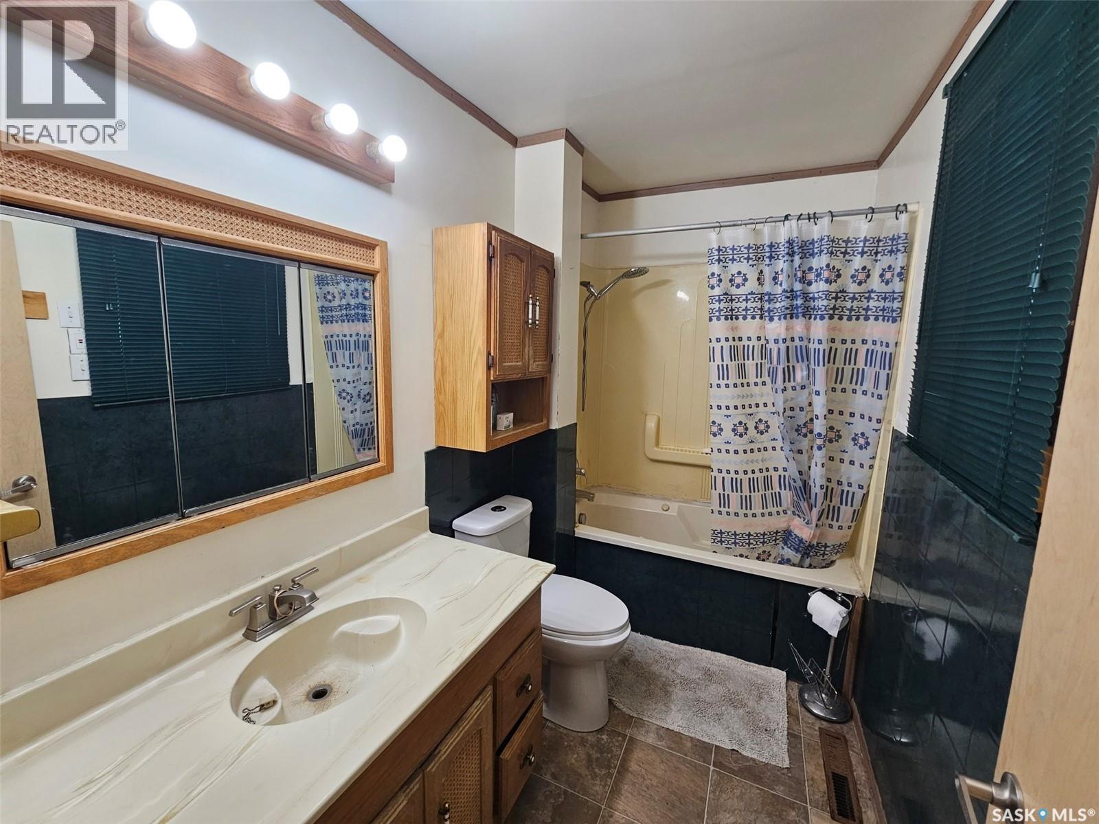 218 7Th Street W, Carlyle, SK - Indoor Photo Showing Bathroom