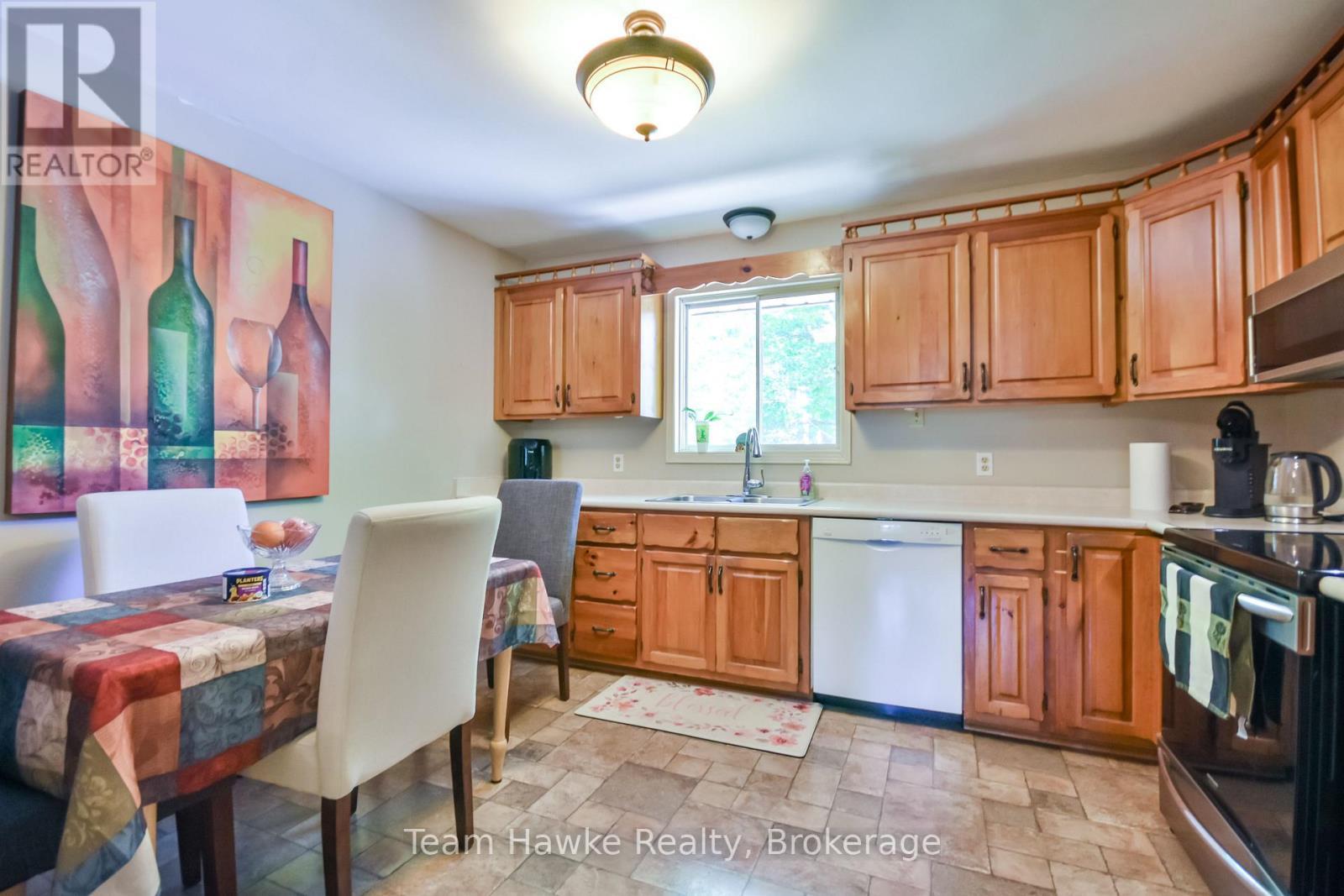 40 St. Laurent Boulevard, Tiny, ON - Indoor Photo Showing Kitchen
