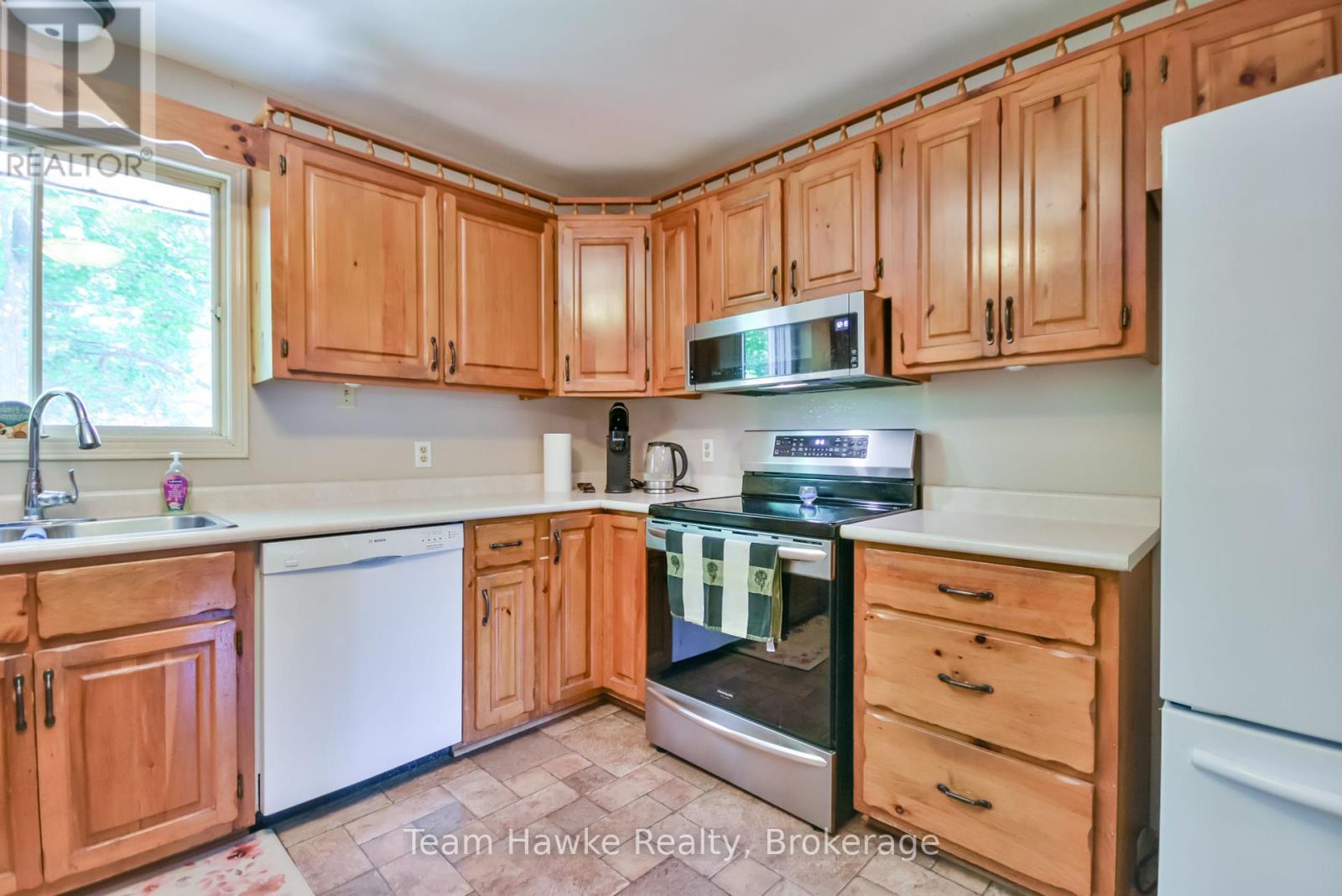 40 St. Laurent Boulevard, Tiny, ON - Indoor Photo Showing Kitchen