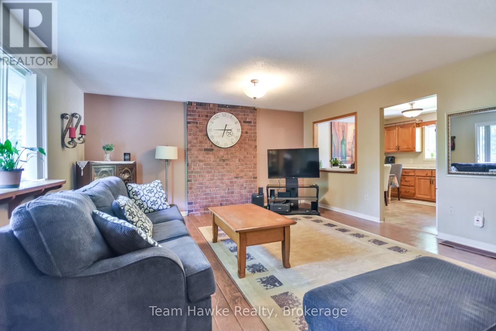 40 St. Laurent Boulevard, Tiny, ON - Indoor Photo Showing Living Room