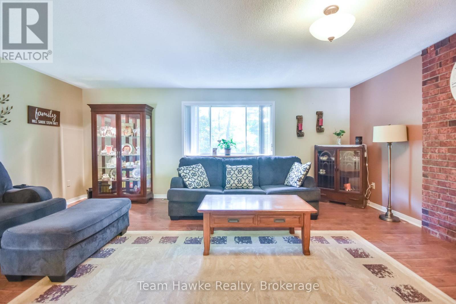 40 St. Laurent Boulevard, Tiny, ON - Indoor Photo Showing Living Room