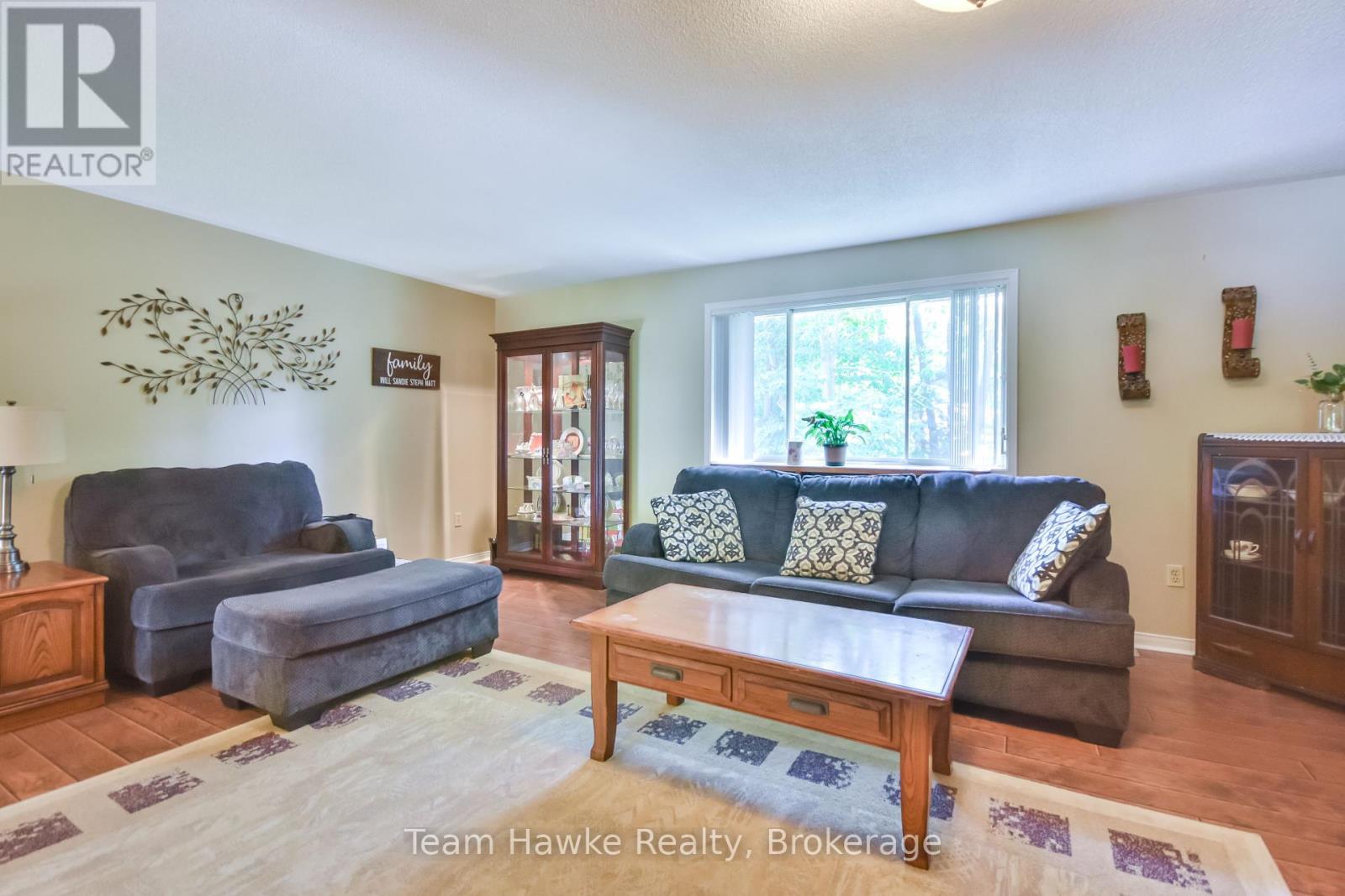 40 St. Laurent Boulevard, Tiny, ON - Indoor Photo Showing Living Room