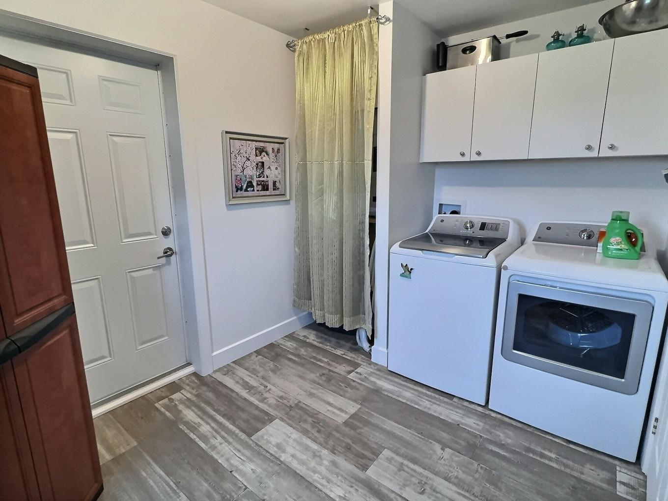 Bedroom - 144 Ch. Marcoux, Les Îles-De-La-Madeleine, QC - Indoor Photo Showing Laundry Room