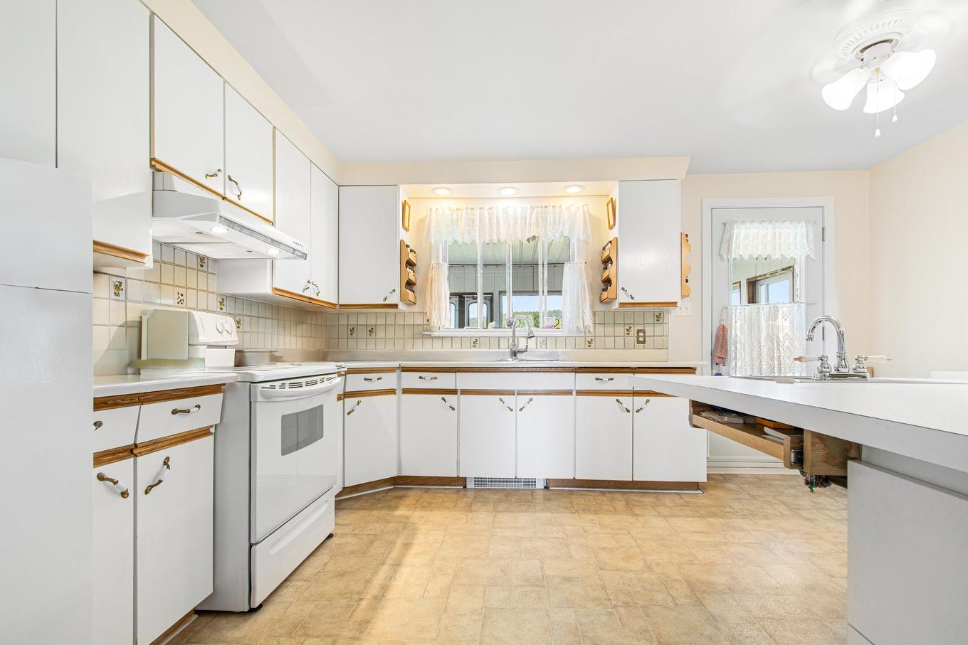 Cuisine - 1676 Route 148, Grenville-Sur-La-Rouge, QC - Indoor Photo Showing Kitchen