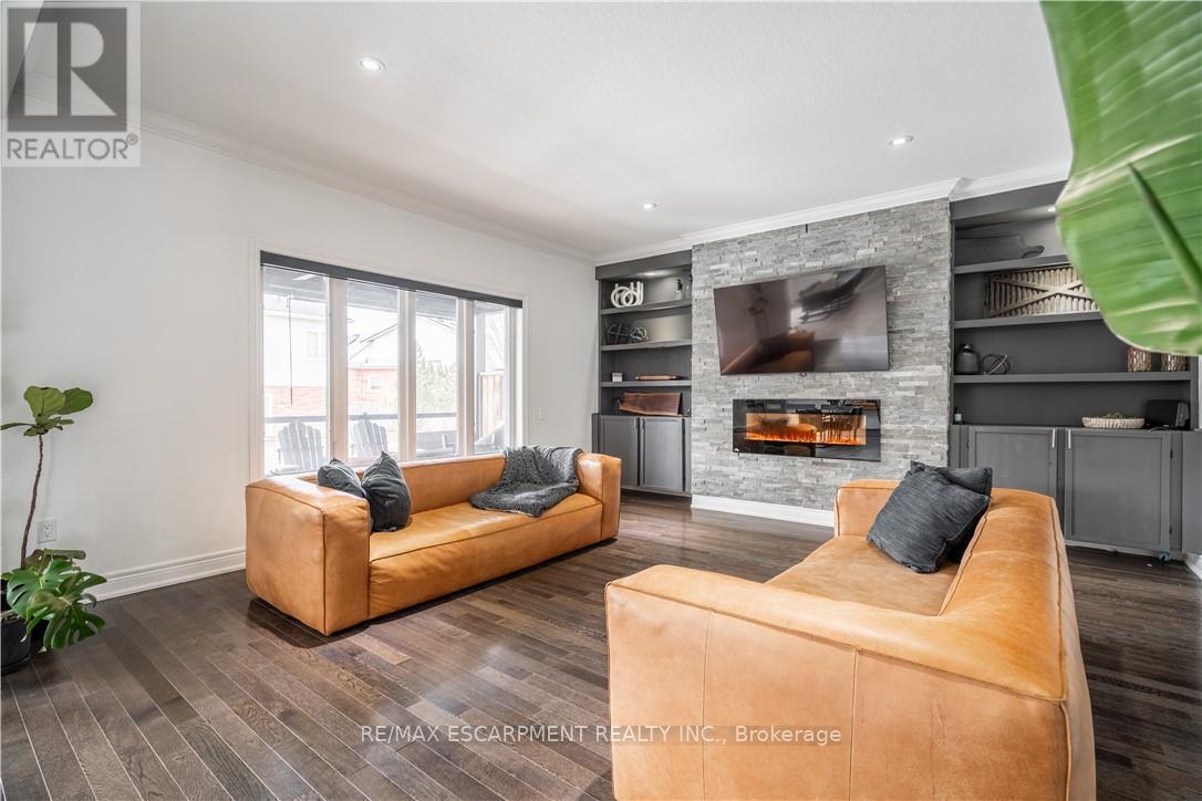 4126 Prokich Court, Lincoln, ON - Indoor Photo Showing Living Room With Fireplace