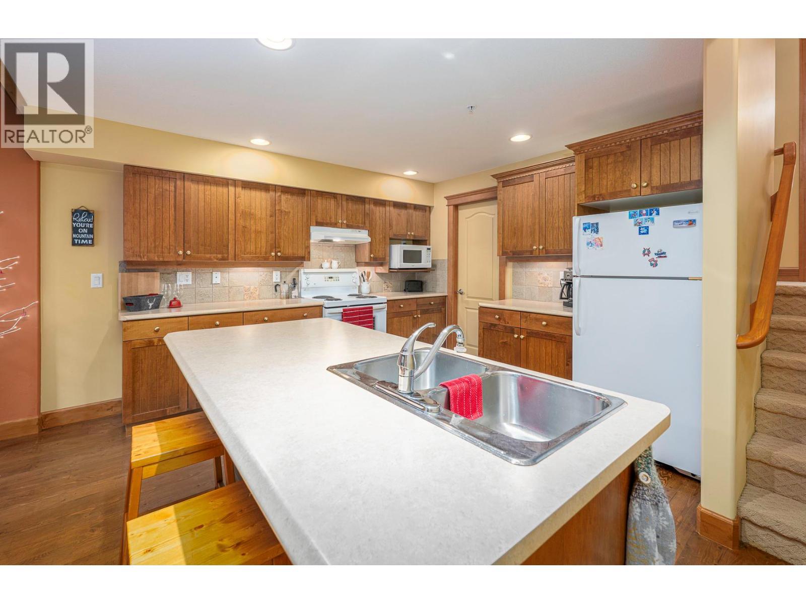 7640 Porcupine Road Unit# 29, Big White, BC - Indoor Photo Showing Kitchen With Double Sink