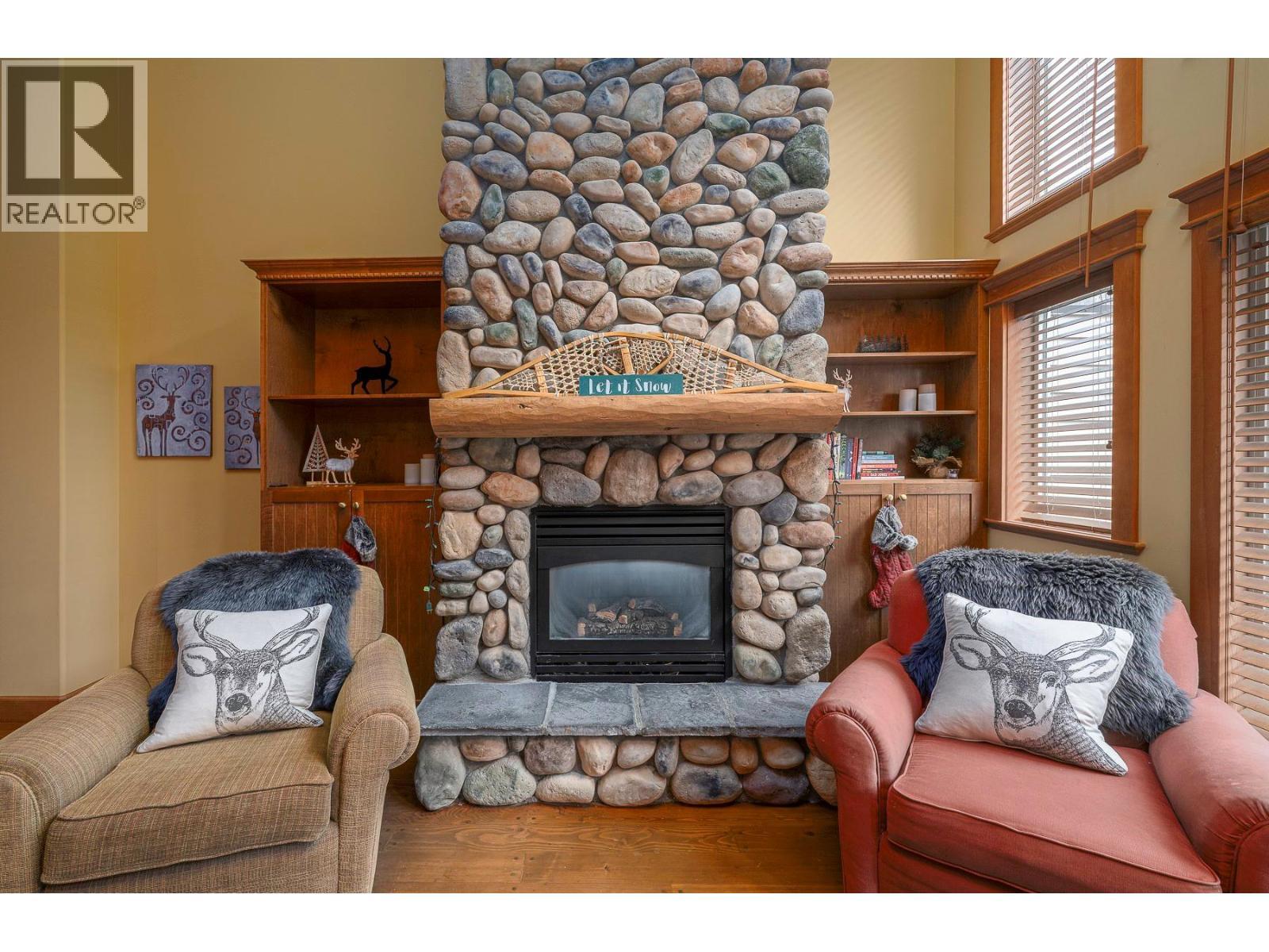 7640 Porcupine Road Unit# 29, Big White, BC - Indoor Photo Showing Living Room With Fireplace