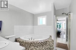 Roman tub in ensuite w/separate shower -