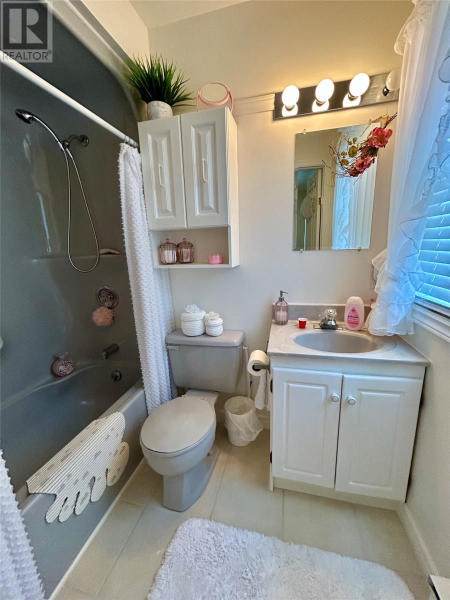 27 Pratt Street, Corner Brook, NL - Indoor Photo Showing Bathroom