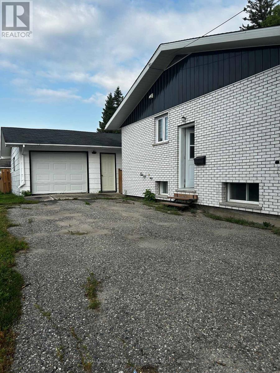 driveway - 14 Niagara Street W, Kapuskasing, ON - Outdoor