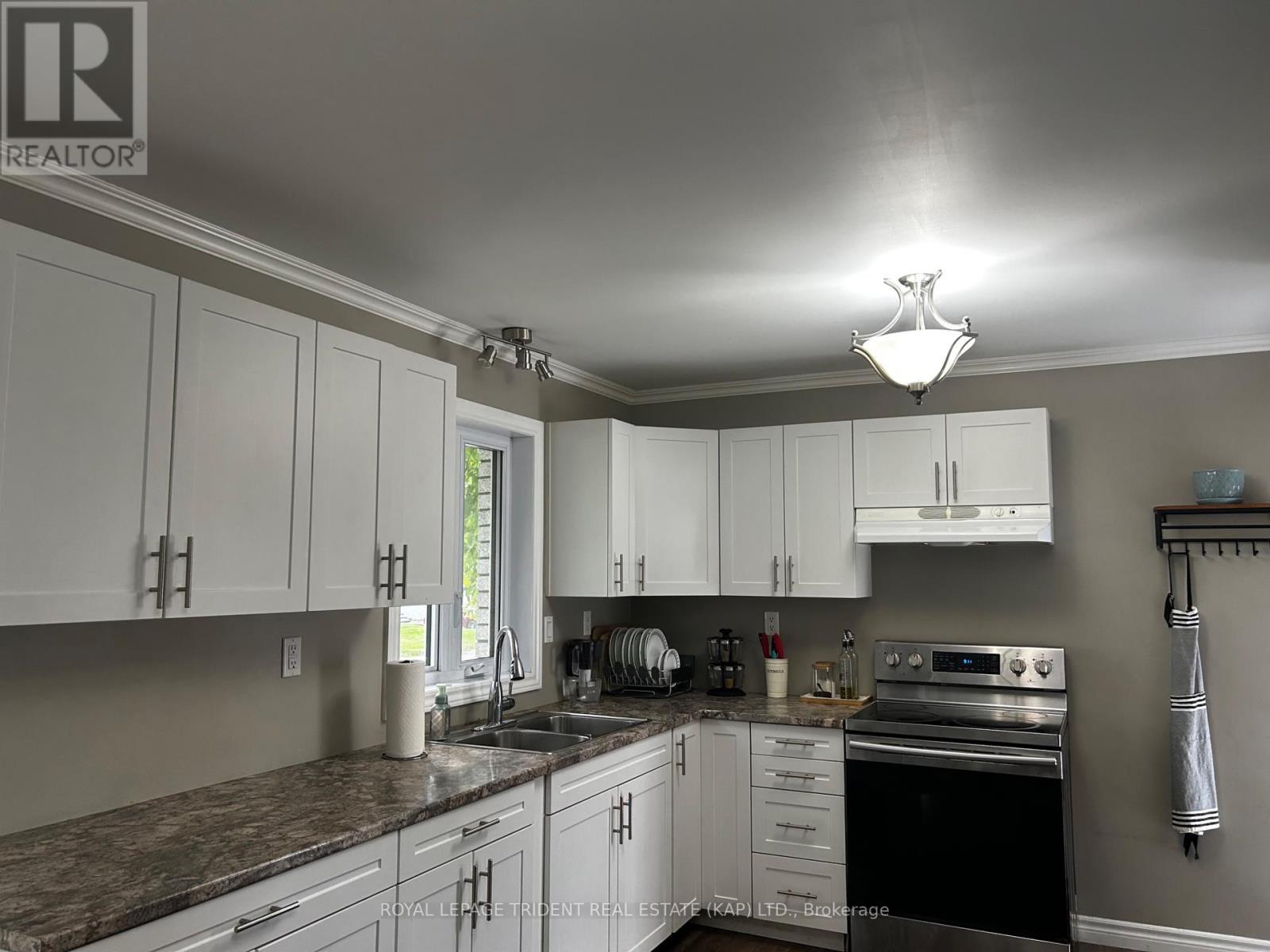 kitchen area - 14 Niagara Street W, Kapuskasing, ON - Indoor Photo Showing Kitchen With Double Sink