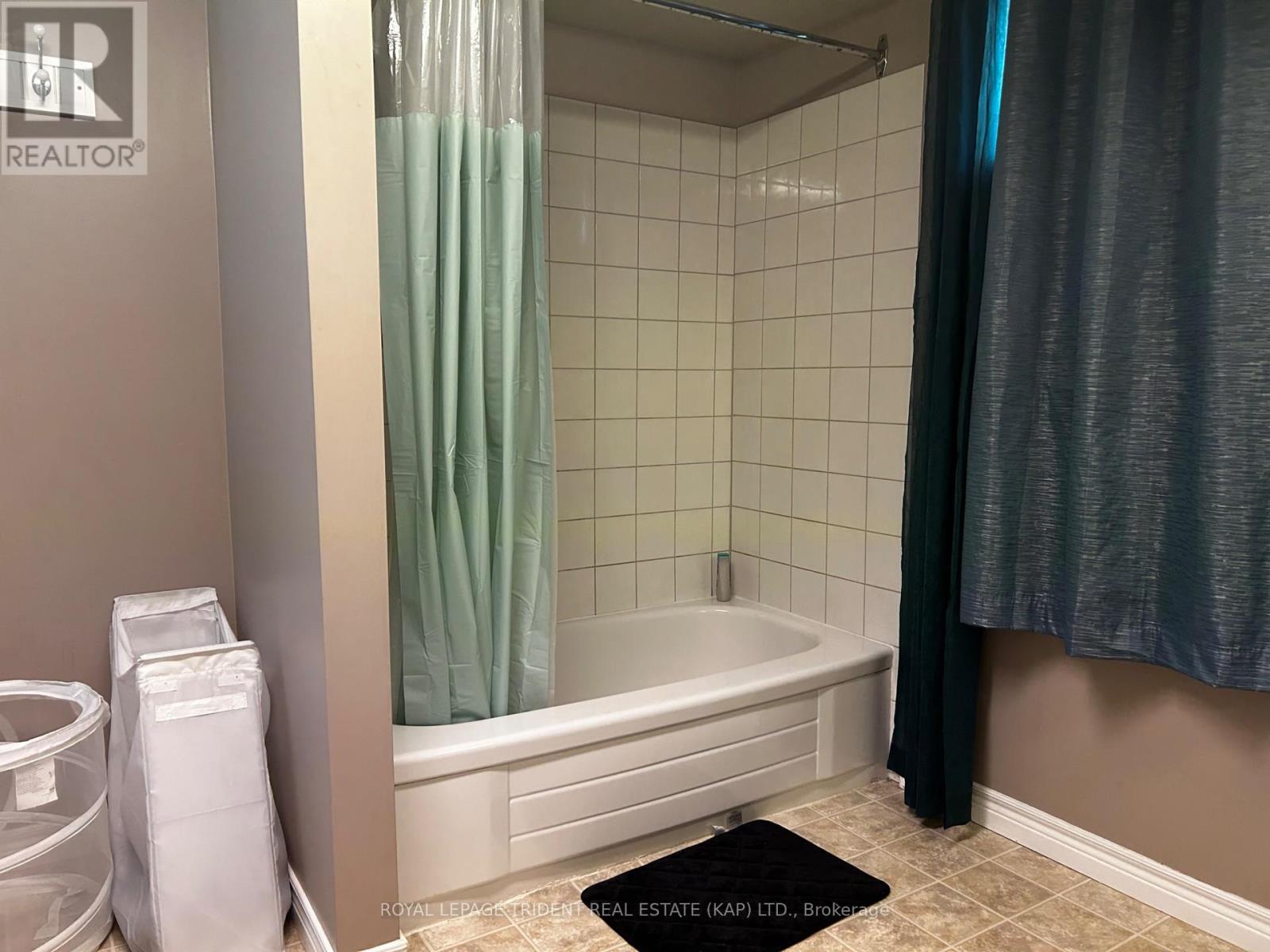 Bathroom \\ Laundry - 14 Niagara Street W, Kapuskasing, ON - Indoor Photo Showing Bathroom