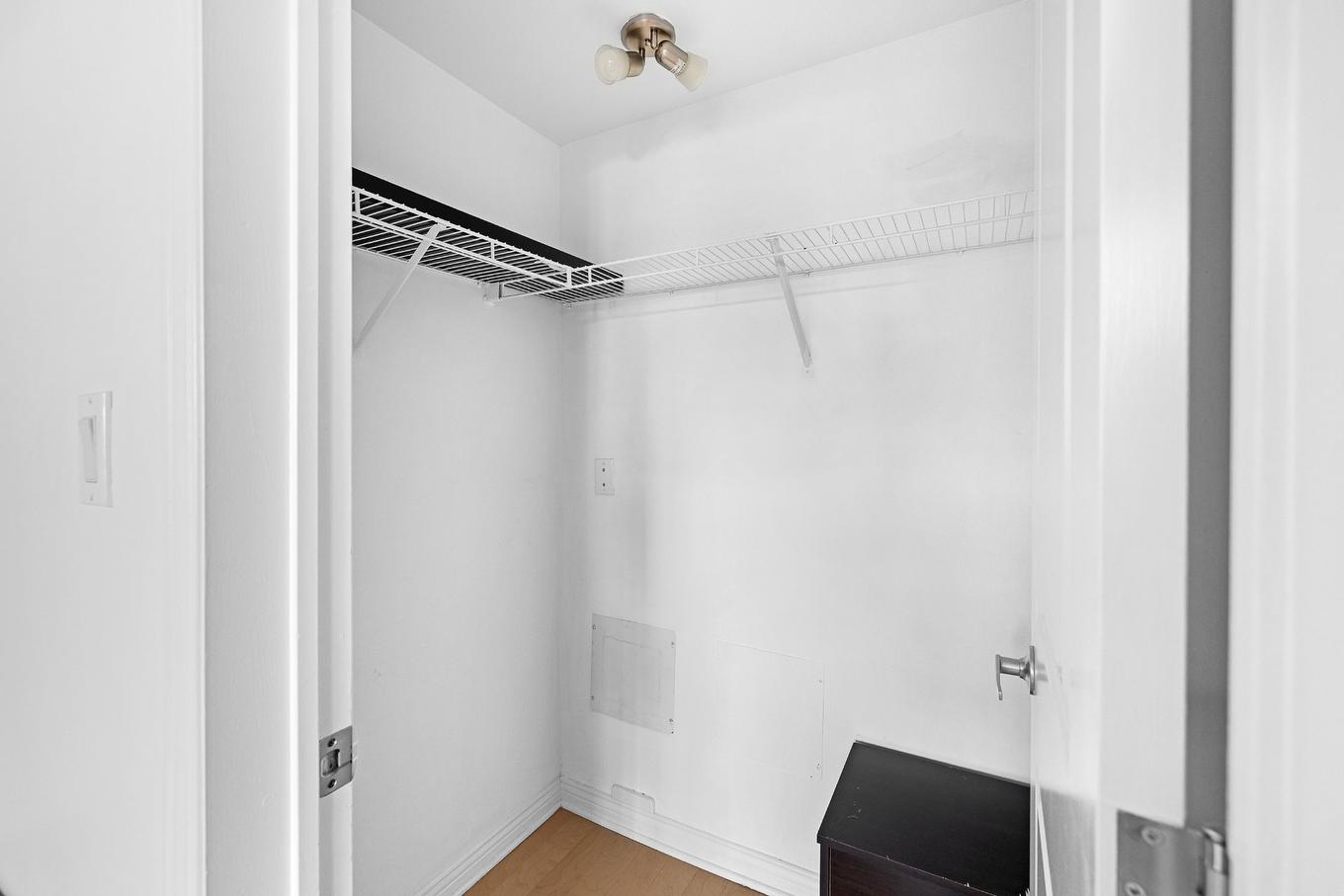 Penderie (Walk-in) - 206-1200 Rue St-Jacques, Montréal (Ville-Marie), QC - Indoor With Storage