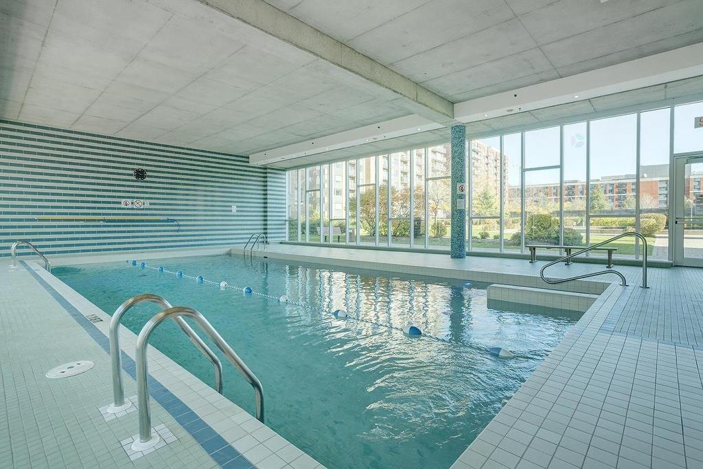 Piscine - 206-1200 Rue St-Jacques, Montréal (Ville-Marie), QC - Indoor Photo Showing Other Room With In Ground Pool