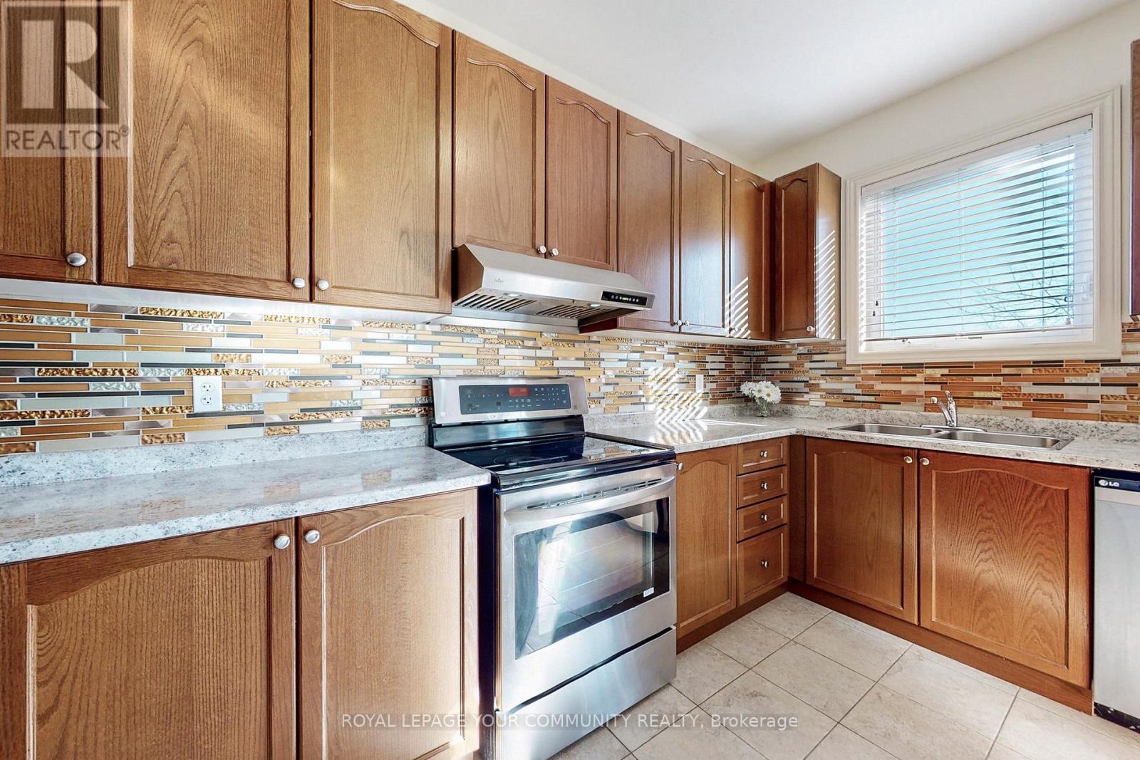 131 Aikenhead Avenue, Richmond Hill, ON - Indoor Photo Showing Kitchen With Double Sink