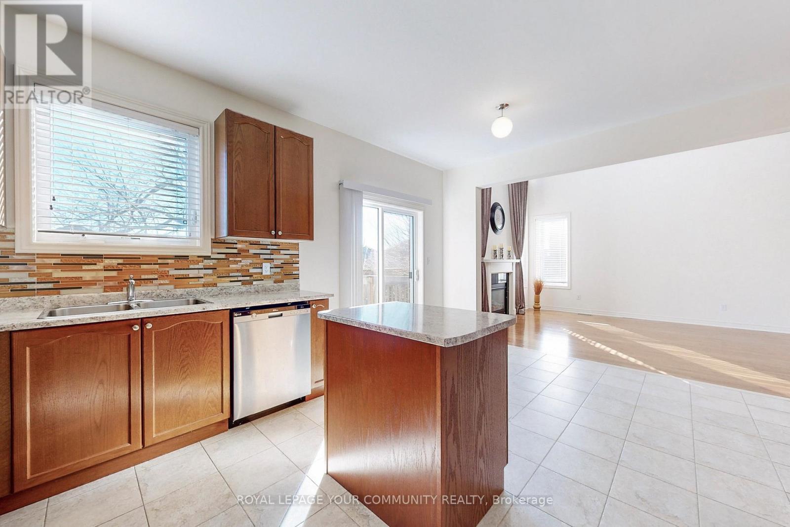 131 Aikenhead Avenue, Richmond Hill, ON - Indoor Photo Showing Kitchen With Double Sink