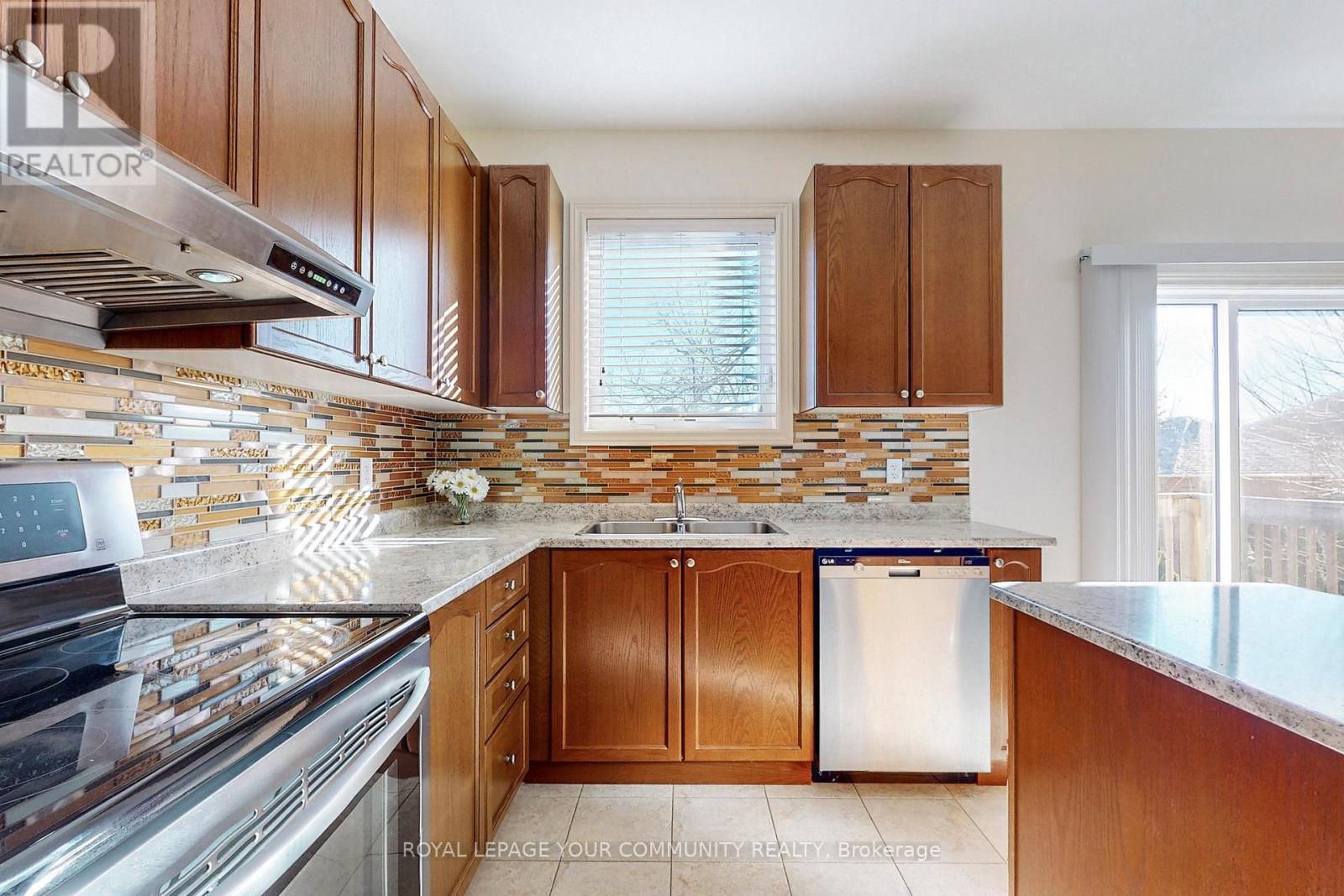 131 Aikenhead Avenue, Richmond Hill, ON - Indoor Photo Showing Kitchen With Double Sink