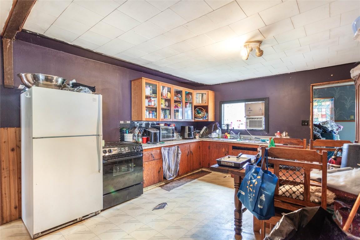 18 Chouinard Road, Cherryville, BC - Indoor