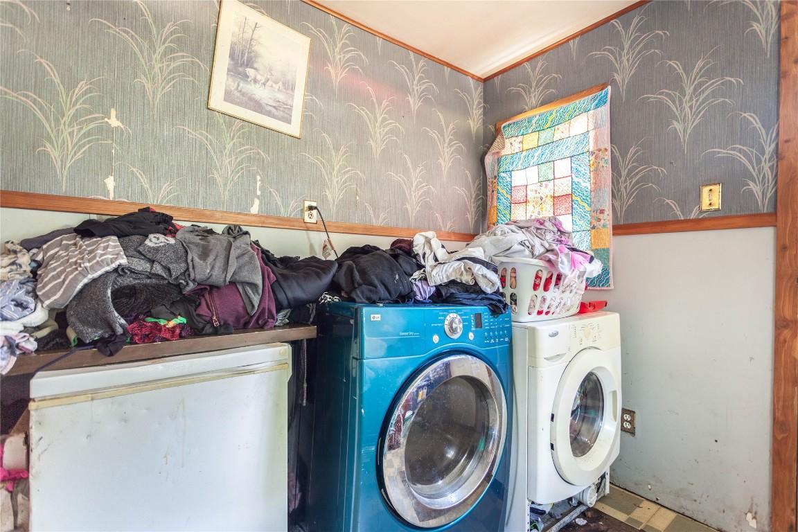 18 Chouinard Road, Cherryville, BC - Indoor Photo Showing Laundry Room