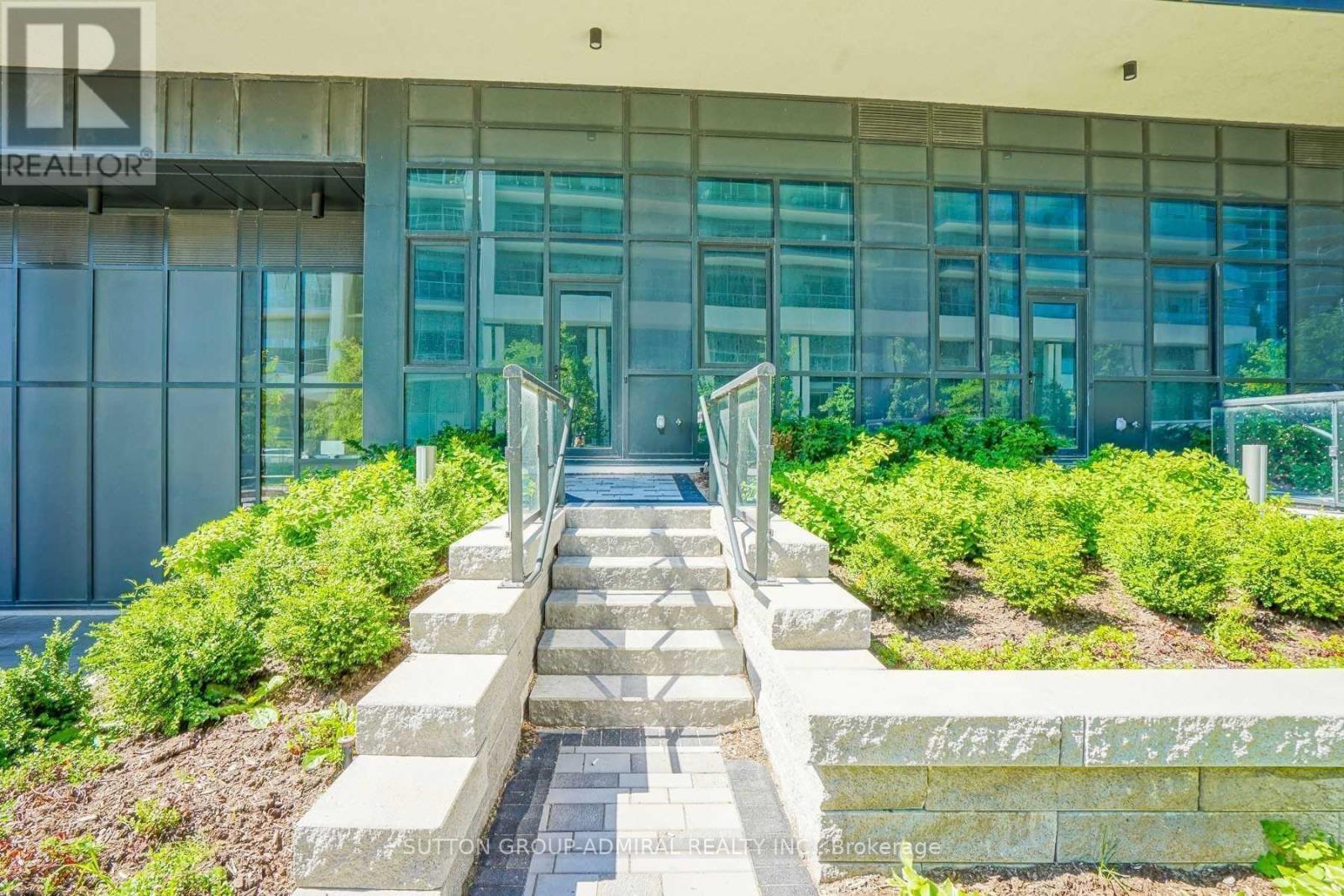 Th 104 - 39 Annie Craig Drive, Toronto, ON - Outdoor