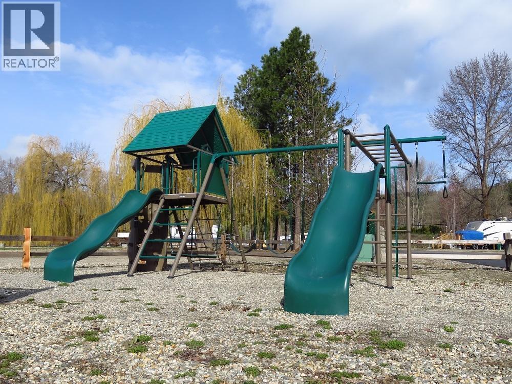 17 Osprey Lane, Lee Creek, BC