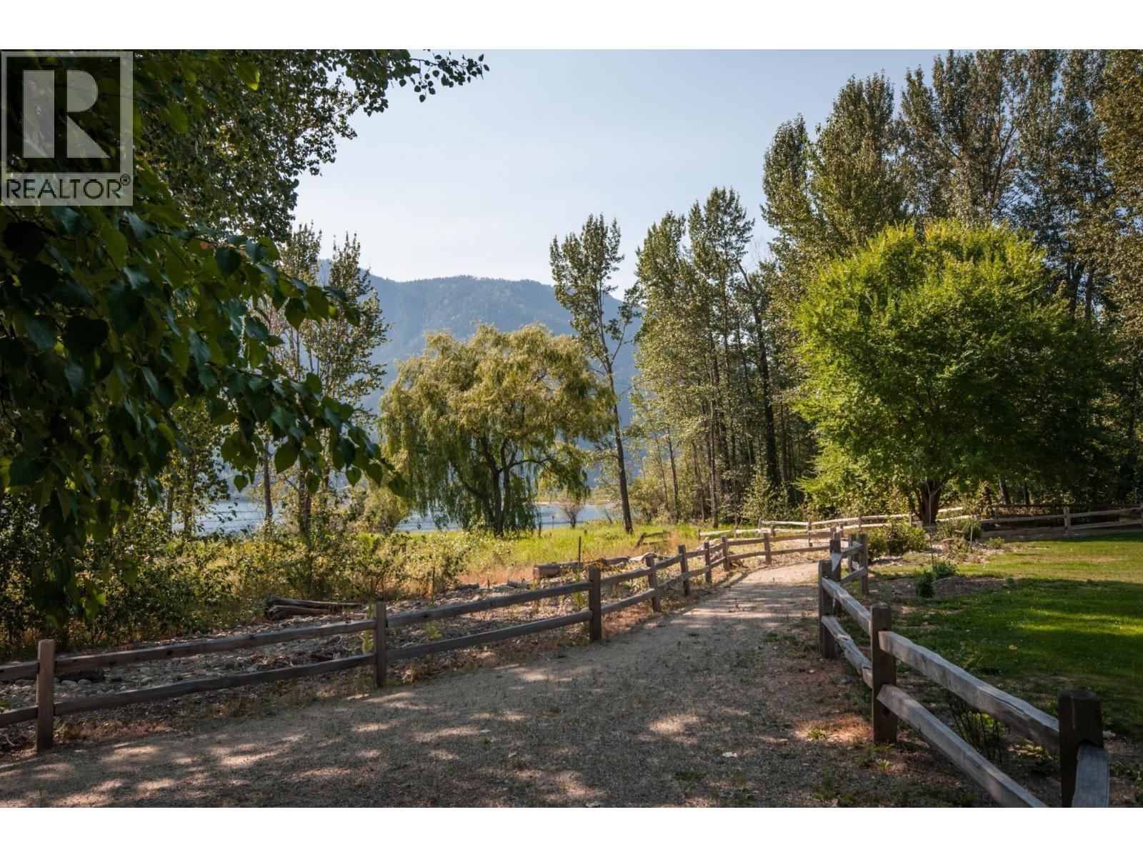 17 Osprey Lane, Lee Creek, BC