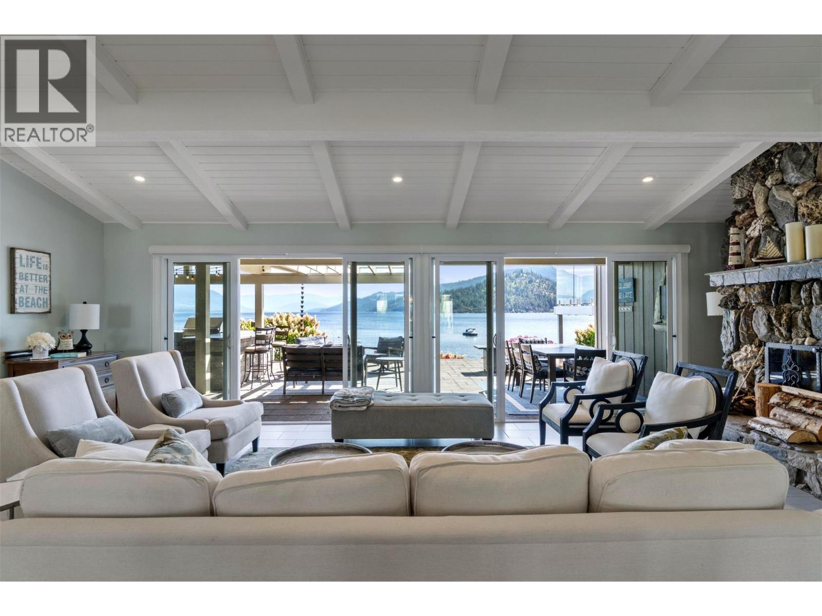 4243 Saratoga Road, Scotch Creek, BC - Indoor Photo Showing Living Room