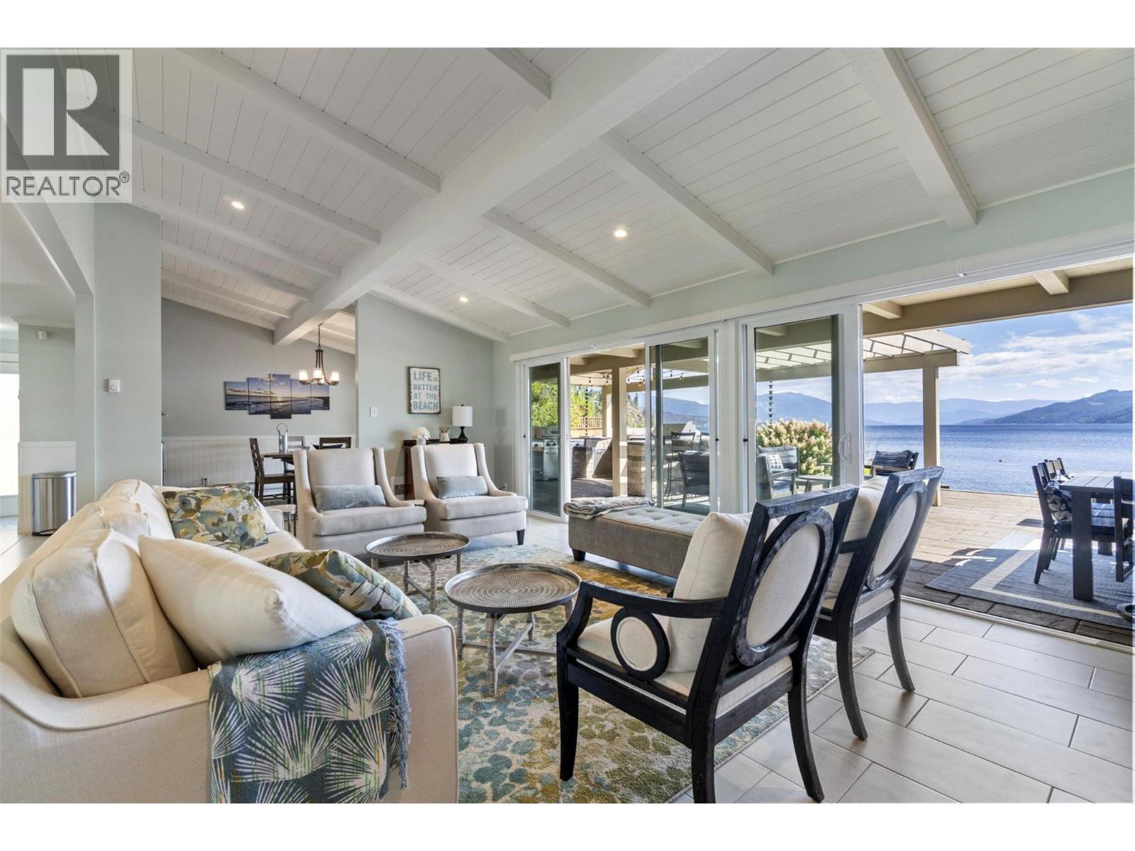 4243 Saratoga Road, Scotch Creek, BC - Indoor Photo Showing Living Room