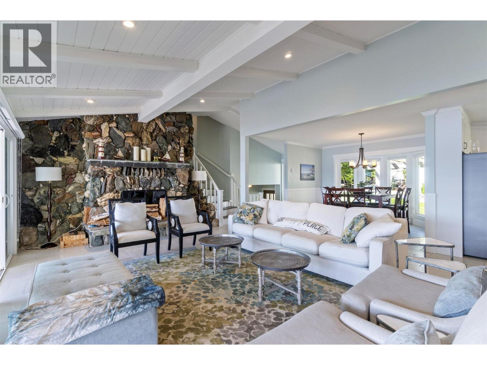 4243 Saratoga Road, Scotch Creek, BC - Indoor Photo Showing Living Room