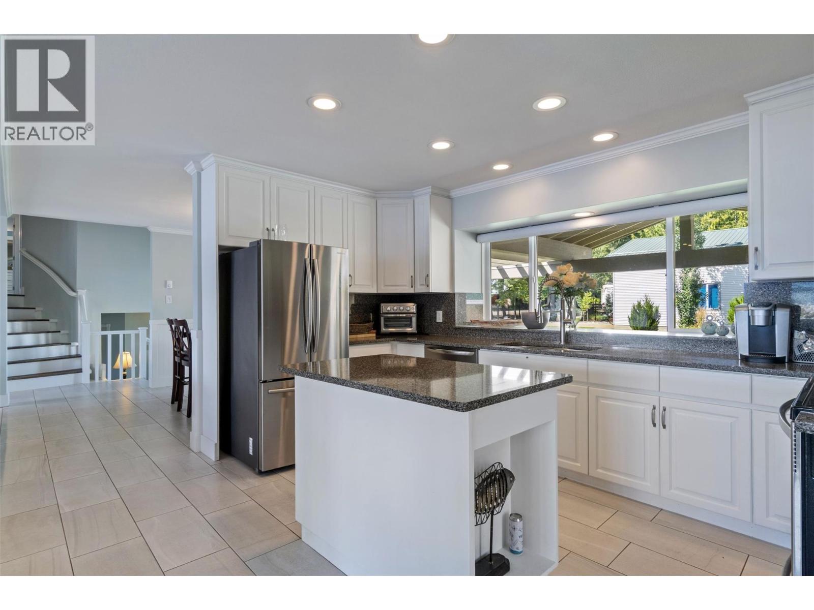 4243 Saratoga Road, Scotch Creek, BC - Indoor Photo Showing Kitchen With Upgraded Kitchen