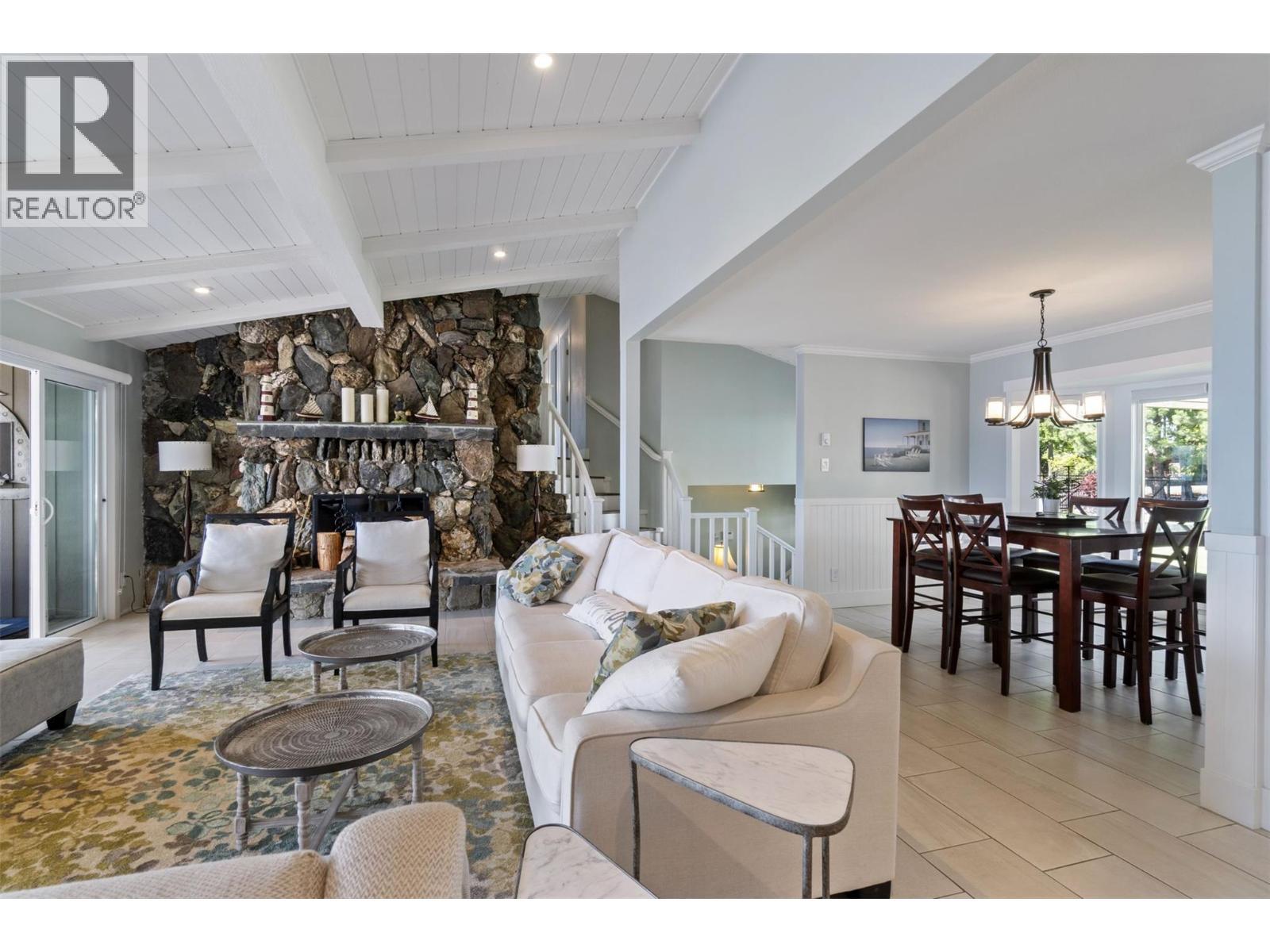 4243 Saratoga Road, Scotch Creek, BC - Indoor Photo Showing Living Room
