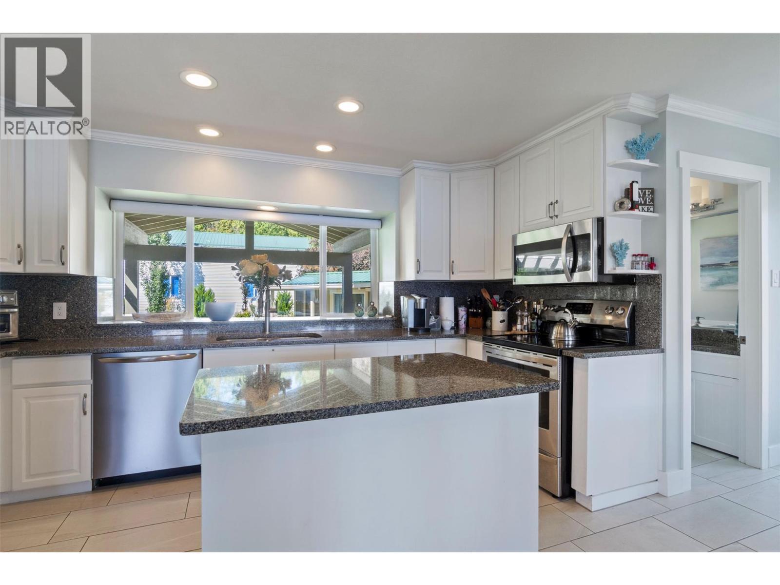 4243 Saratoga Road, Scotch Creek, BC - Indoor Photo Showing Kitchen