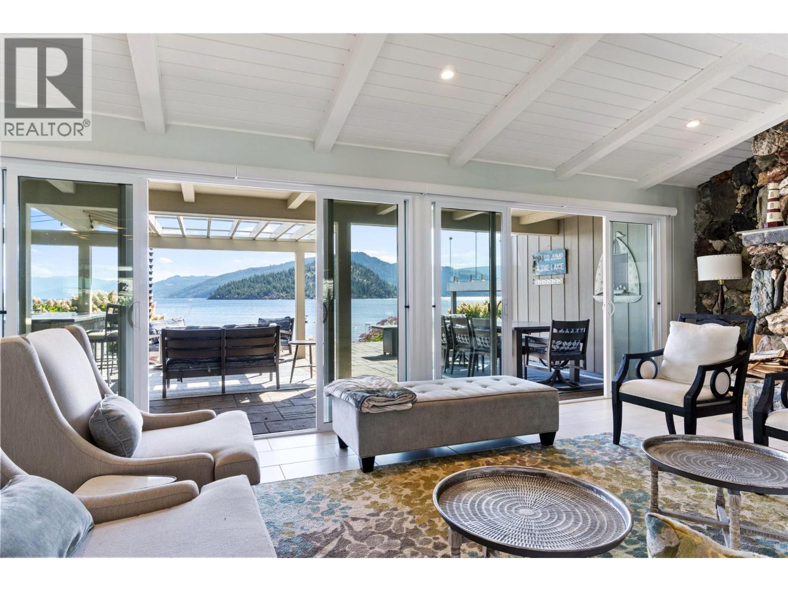 4243 Saratoga Road, Scotch Creek, BC - Indoor Photo Showing Living Room