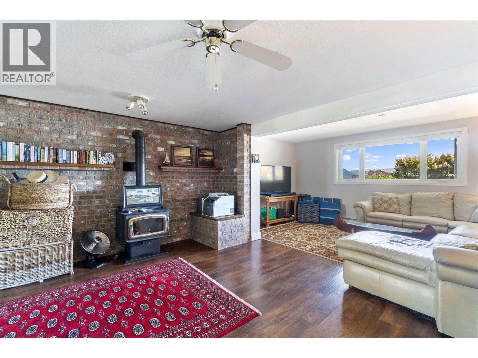 4243 Saratoga Road, Scotch Creek, BC - Indoor Photo Showing Living Room