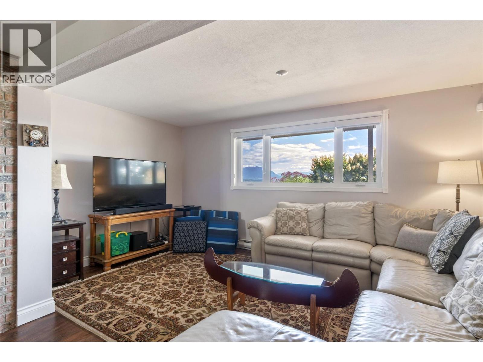 4243 Saratoga Road, Scotch Creek, BC - Indoor Photo Showing Living Room