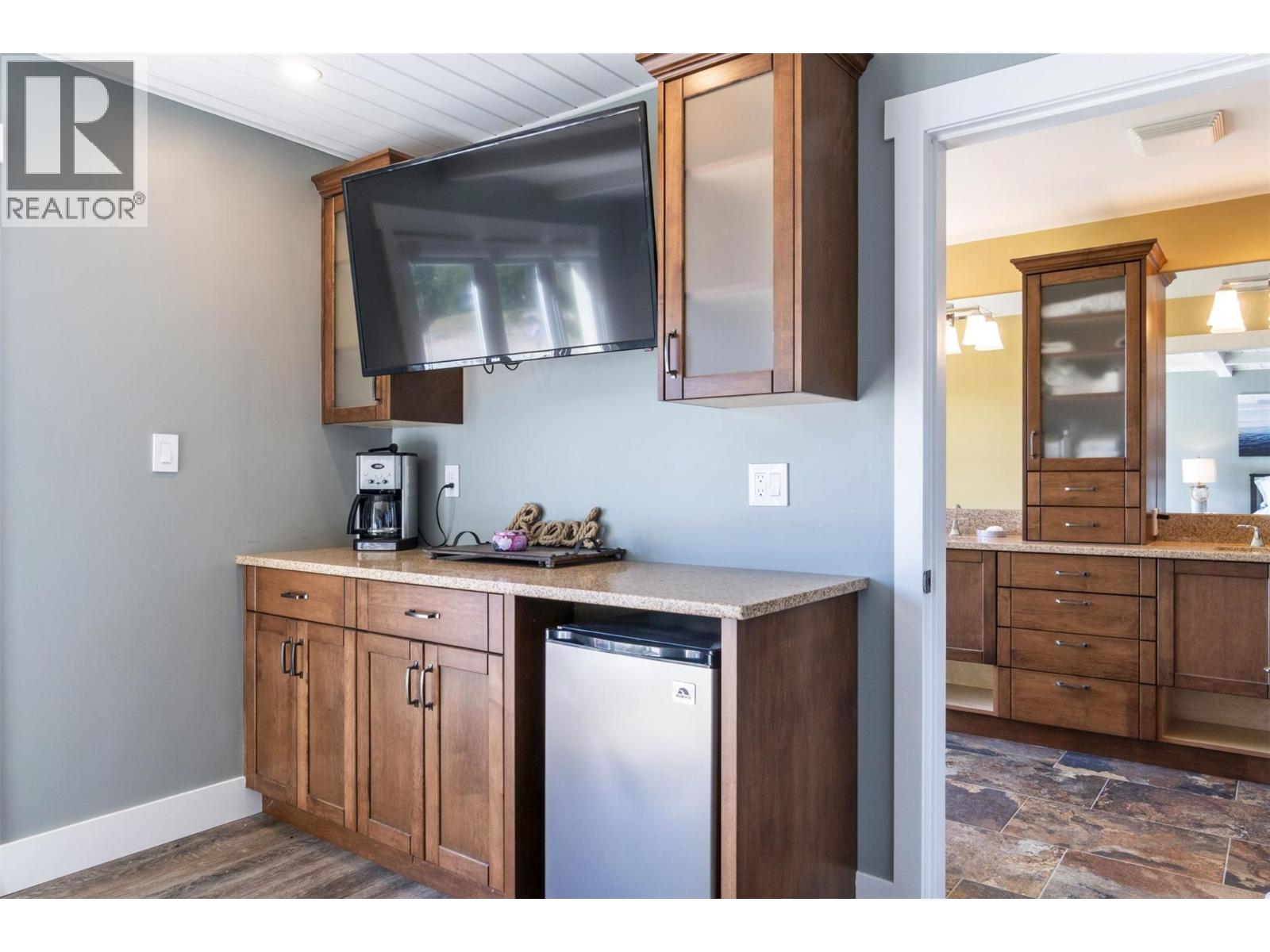 4243 Saratoga Road, Scotch Creek, BC - Indoor Photo Showing Kitchen