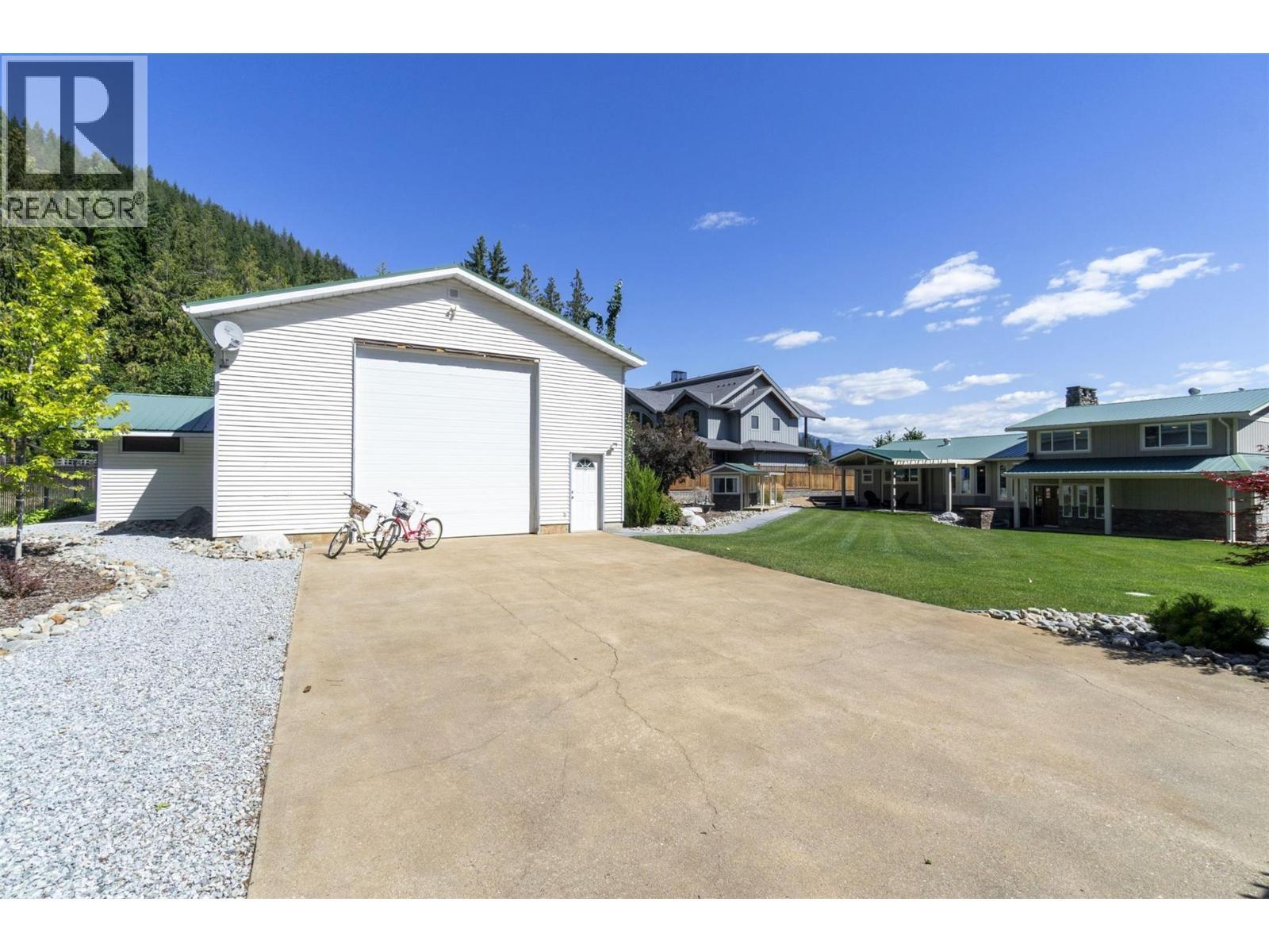 4243 Saratoga Road, Scotch Creek, BC - Outdoor
